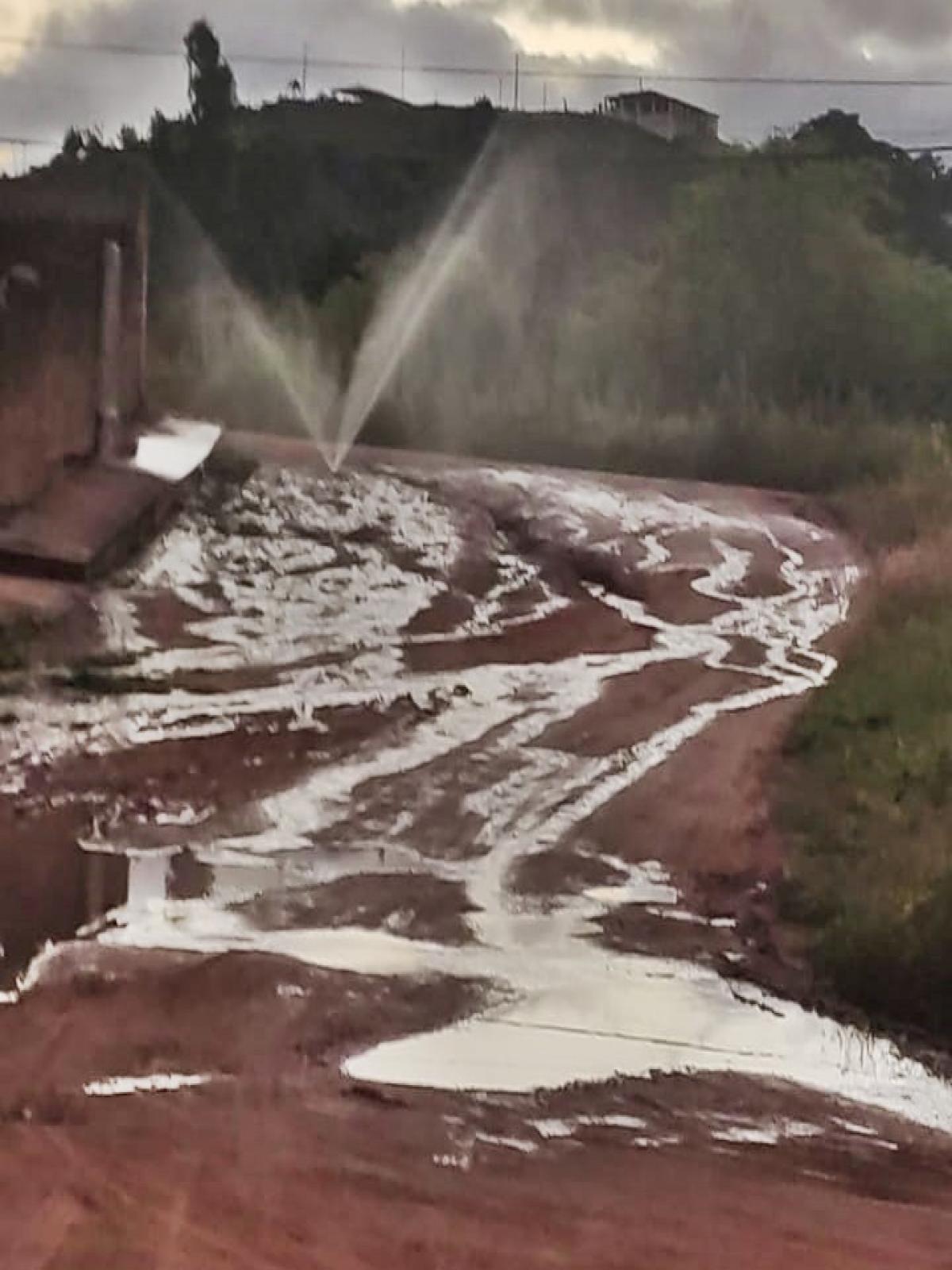 Cano da Embasa estourado há mais de uma semana no bairro Jequiezinho