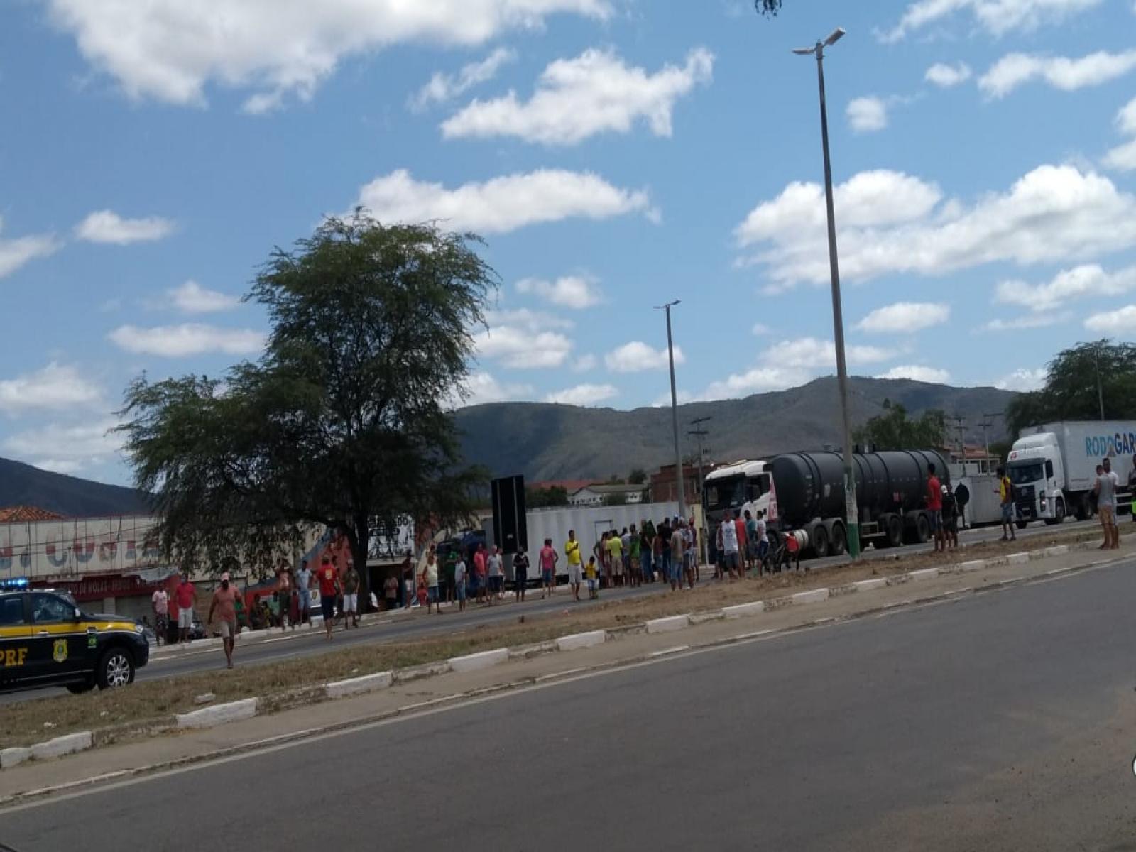 Caminhoneiros e manifestantes fazem protestos pacíficos em Jequié
