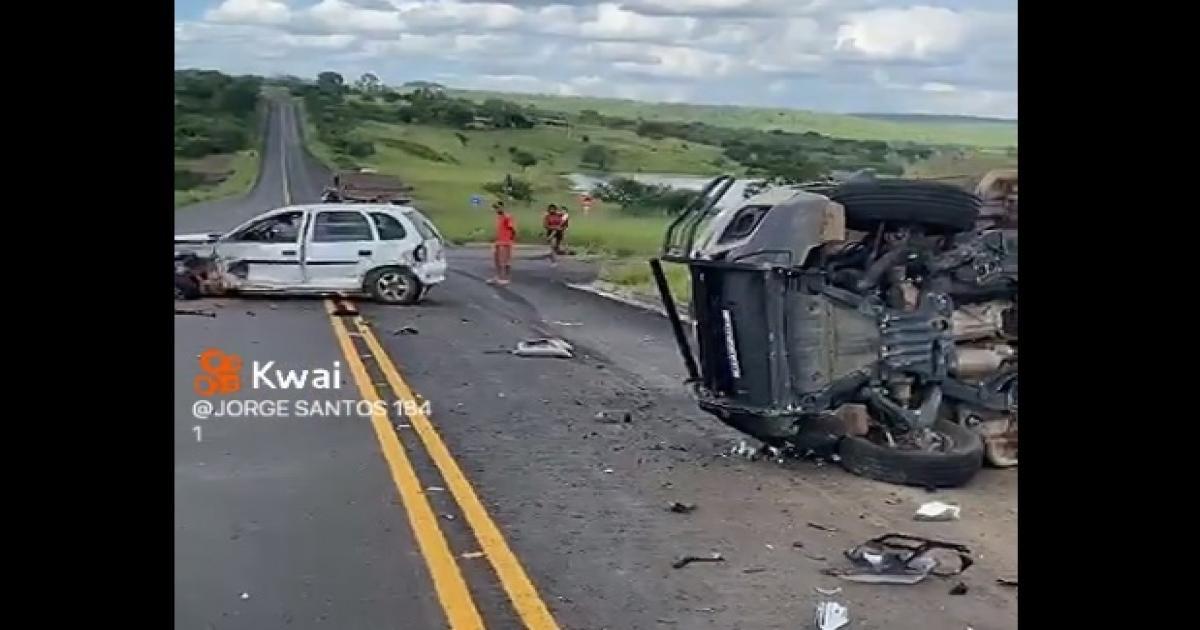 Maracás: viatura da Polícia Militar capotou após ter sido atingida por automóvel