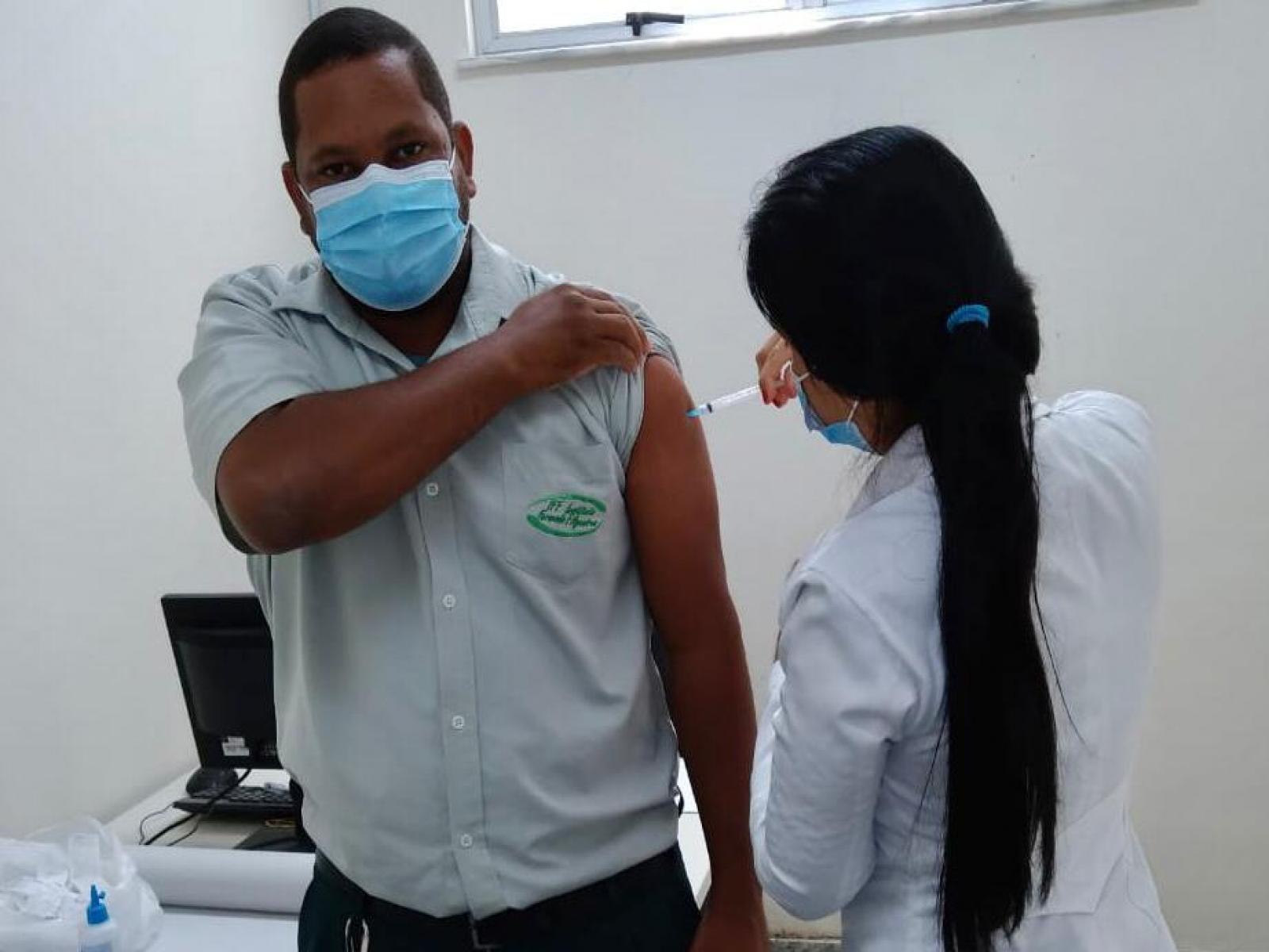 UPA de Jequié imuniza colaboradores contra a influenza
