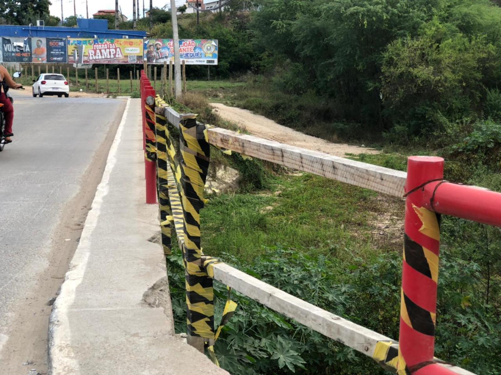 Depois de quase 6 meses, grade da ponte na Rua Antônio Orrico ainda não foi consertada