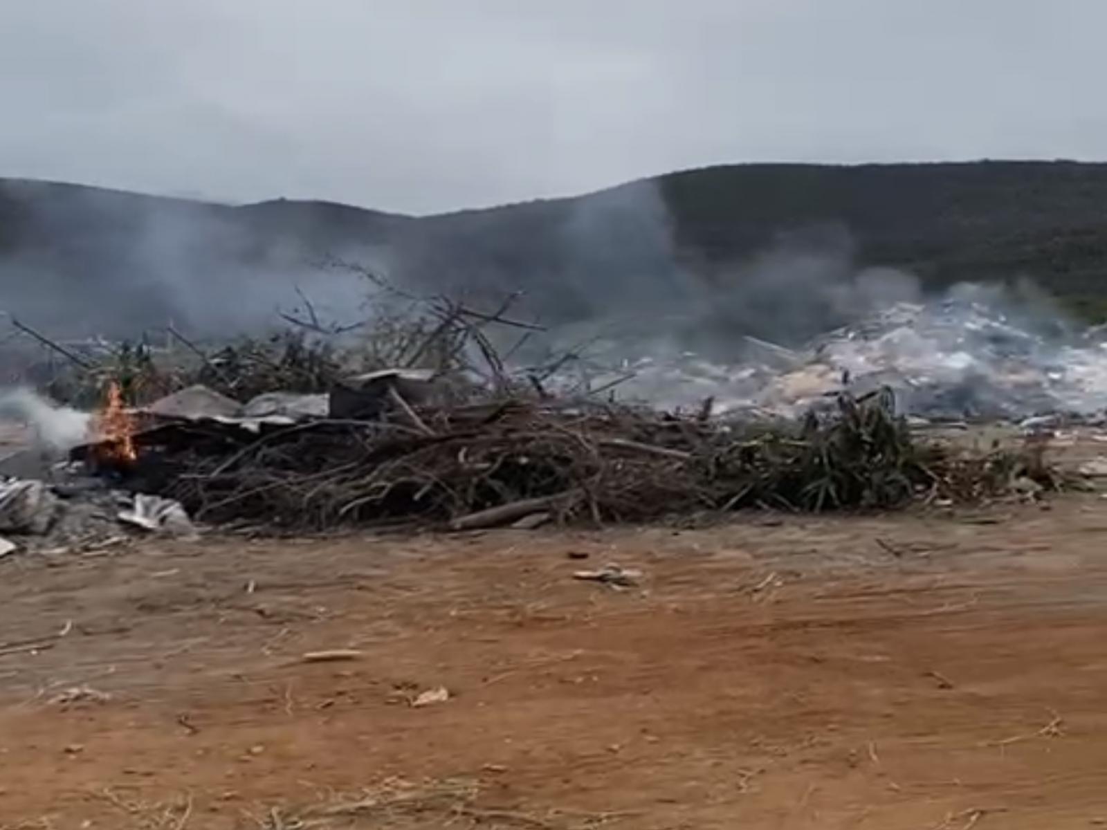 Moradores do Residencial Moradas do Vale pedem o fim da queima de entulhos em terreno baldio