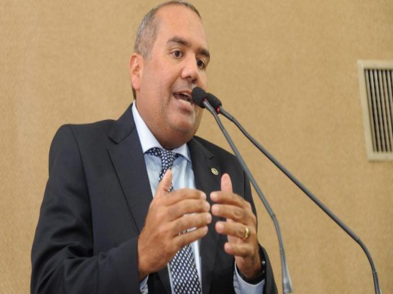 O governo quer privatizar a Embasa às escondidas, diz Sandro Régis