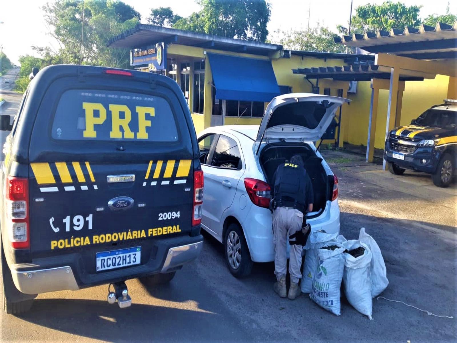 PRF apreende maconha e prende motorista por aplicativo