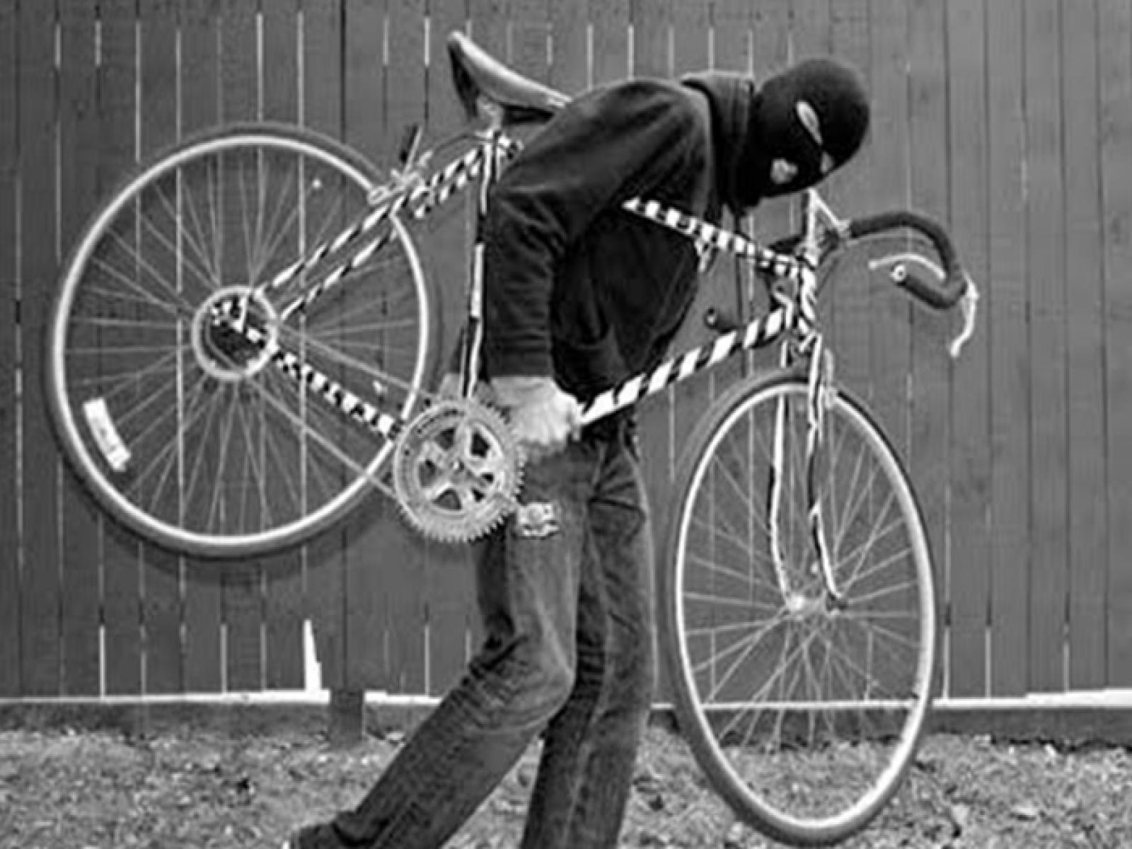 Bicicleta furtada na porta de casa