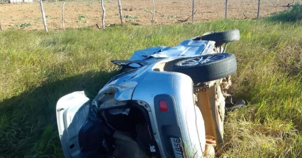 Carro capota e mata uma pessoa na BA 250