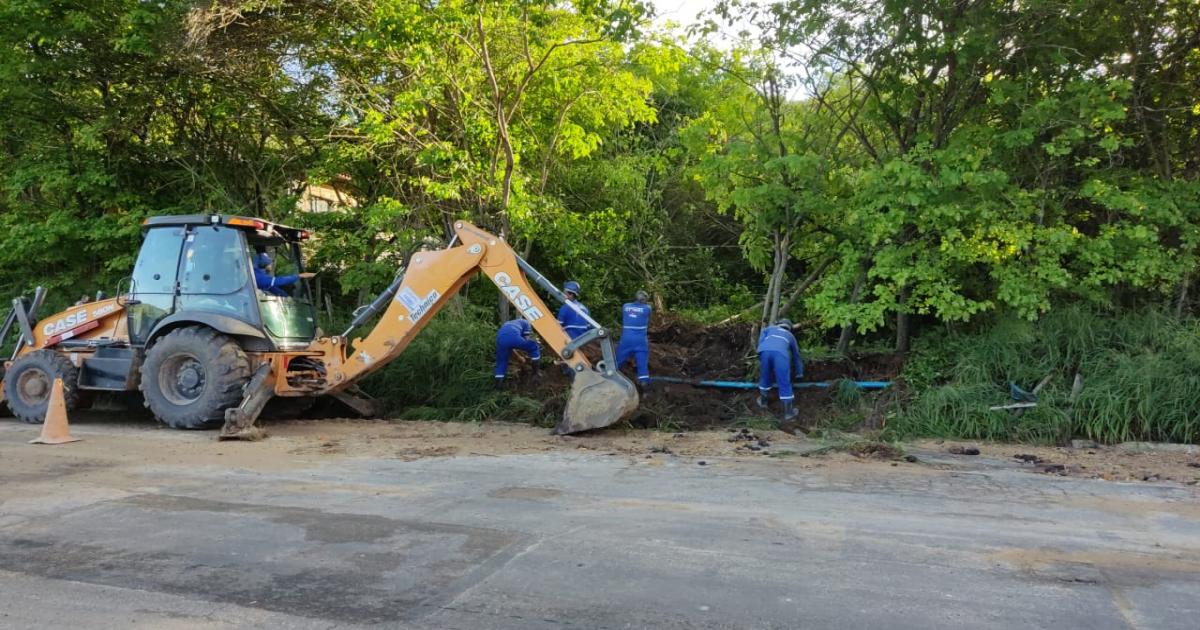 Rompimento de adutora deixa o bairro Jequiezinho sem água