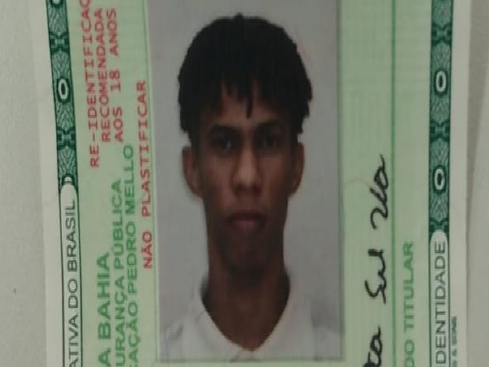 Motociclista que colidiu com carro na Landulfo Caribé morreu, ele era menor de idade