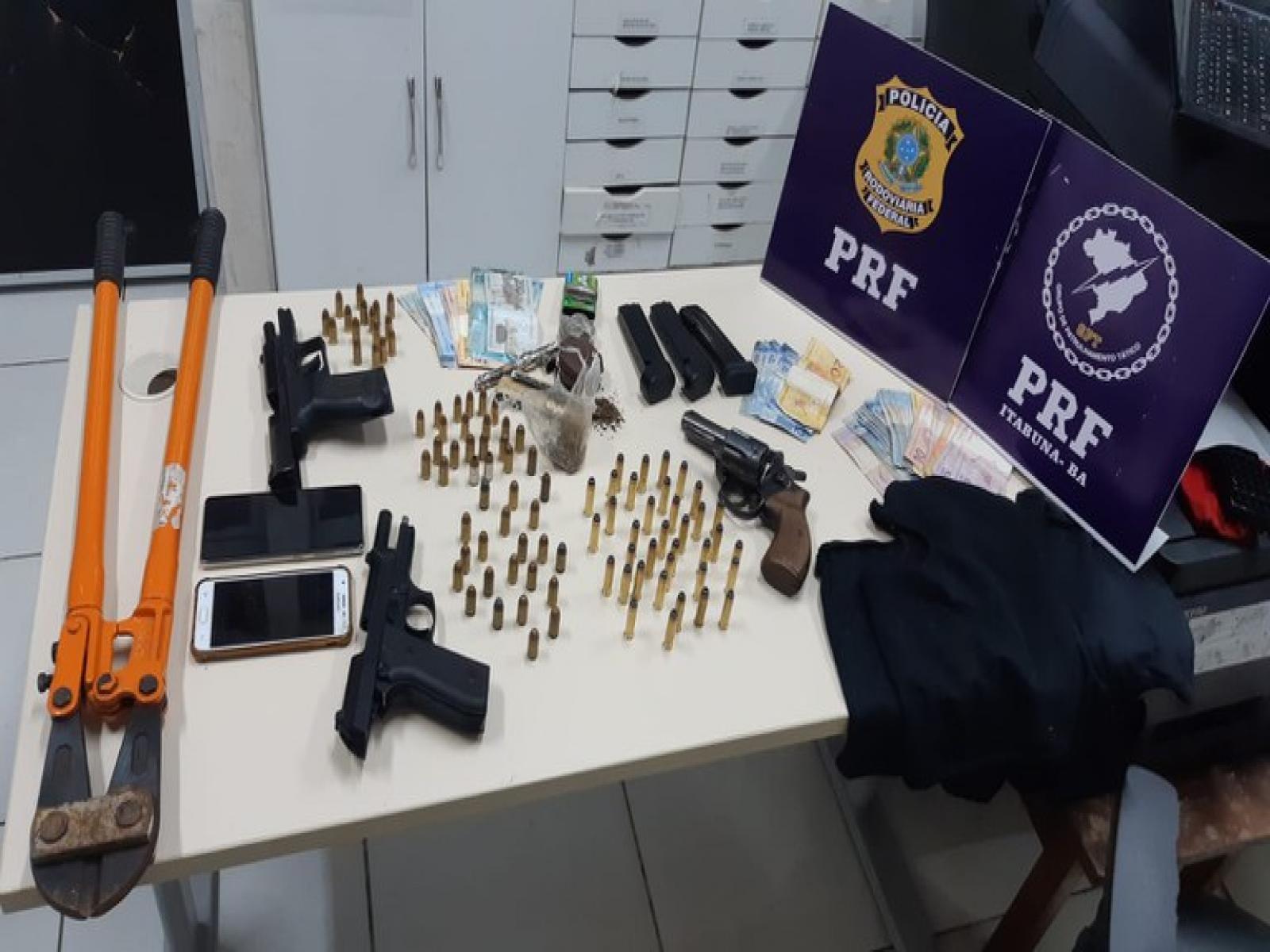 Em Itabuna, PRF apreende pistolas, revólver e farta quantidade de munição de grosso calibre na BR 101