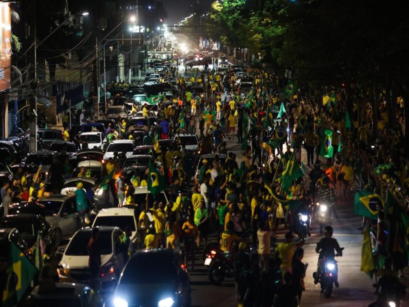 Caminhoneiros bloqueiam diversas rodovias pelo país