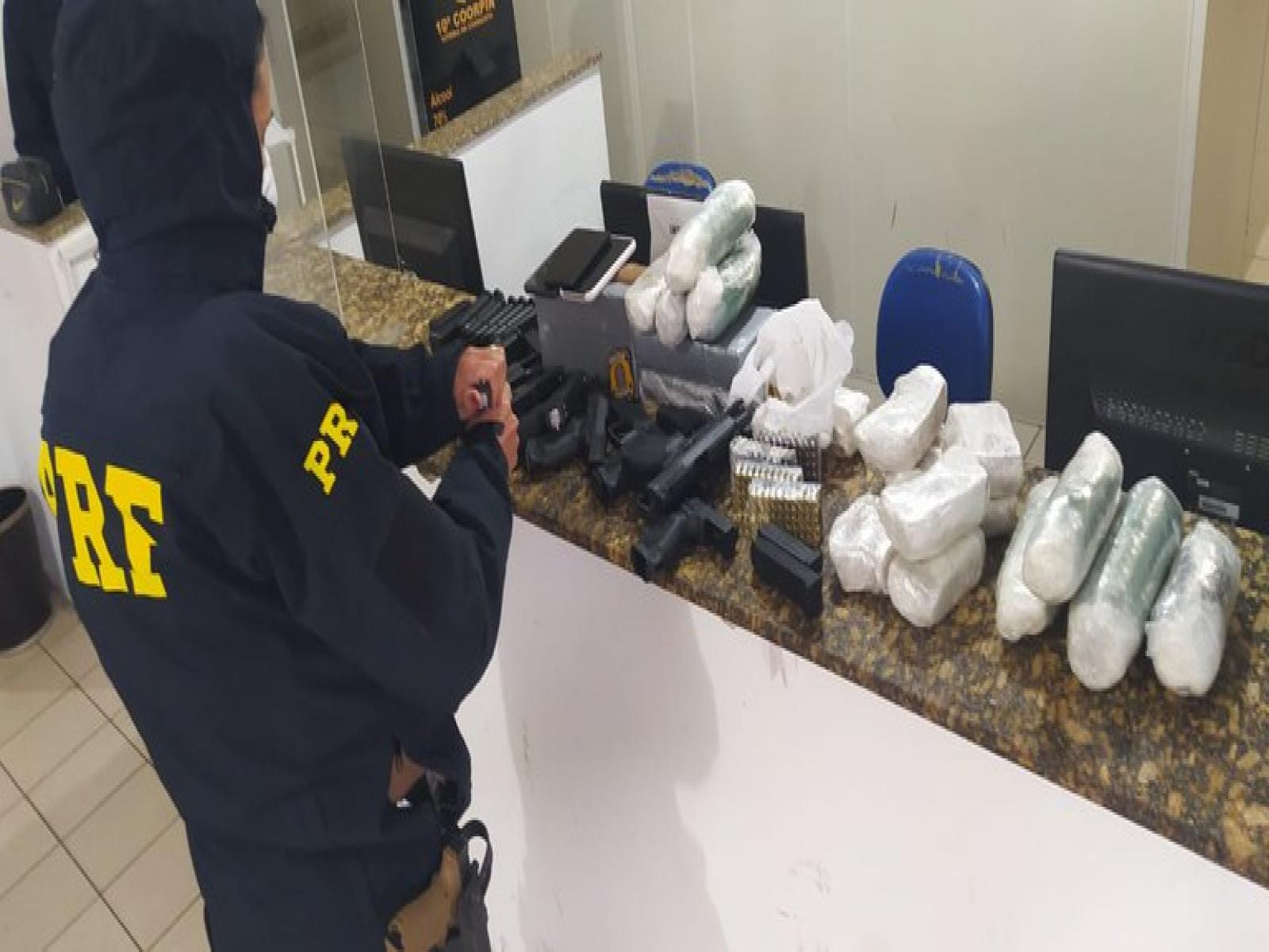 Casal é preso transportando pistolas, carregadores, munições e drogas no Sudoeste da Bahia