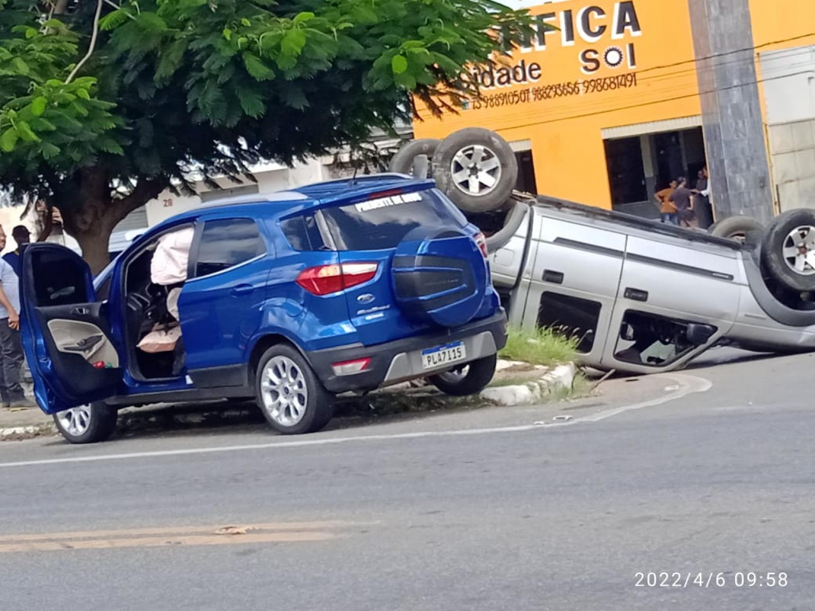 Batida entre dois carros no bairro Cidade Nova, um dos veículos capotou