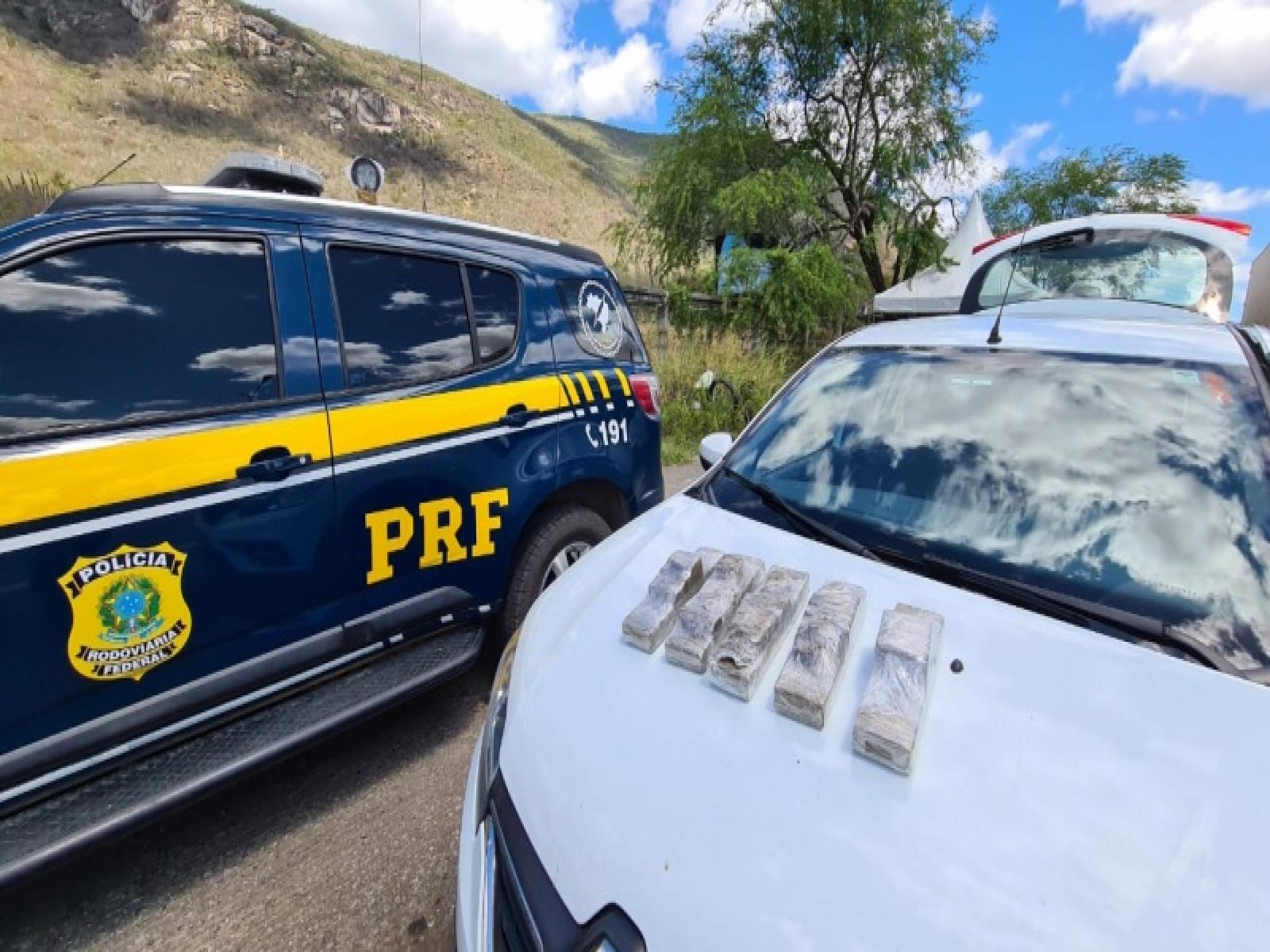 GPT prende dupla transportando 5 kg de drogas em Jequié