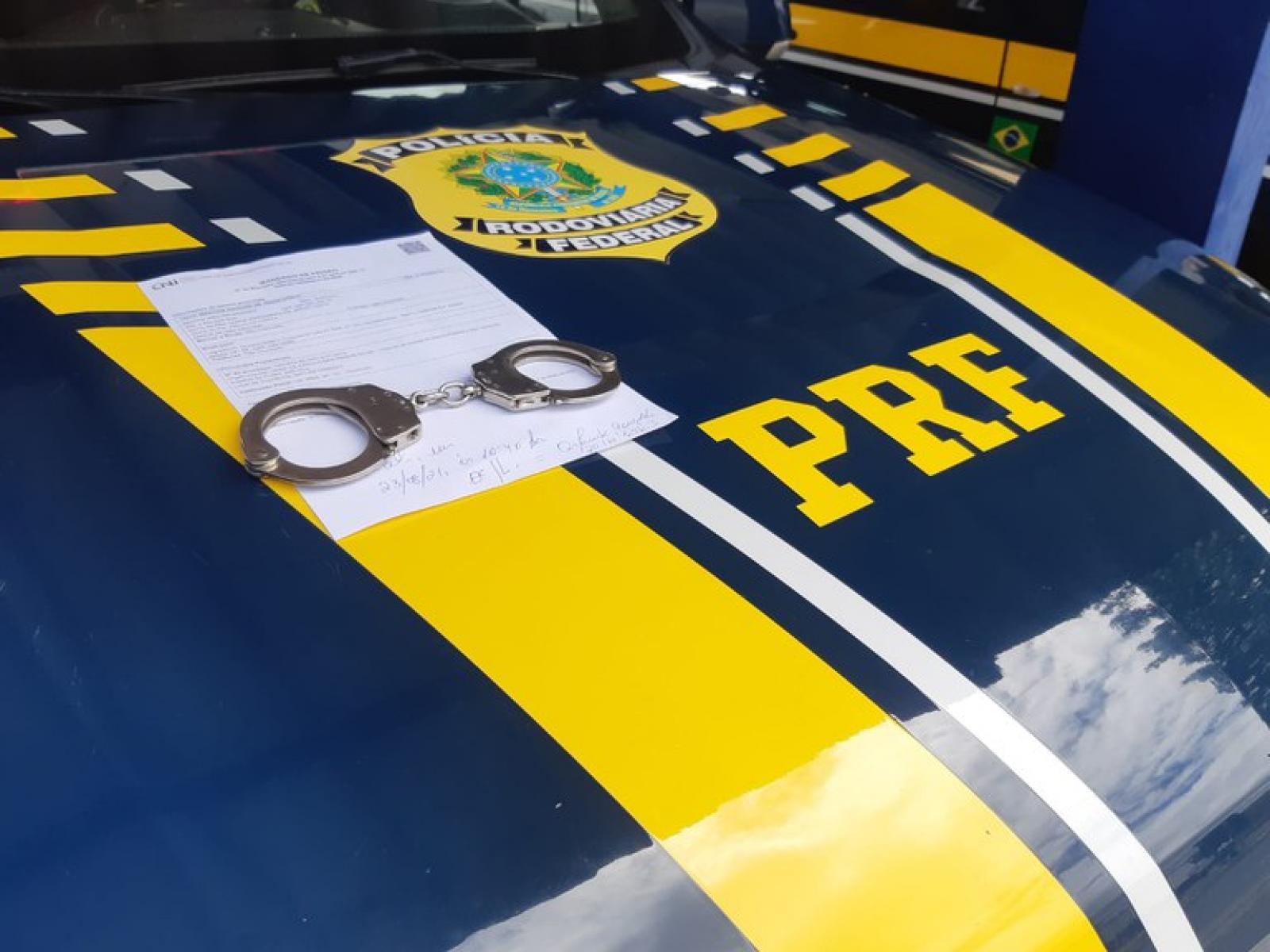 Em intervalo de apenas uma hora, dois foragidos da Justiça são presos pela PRF