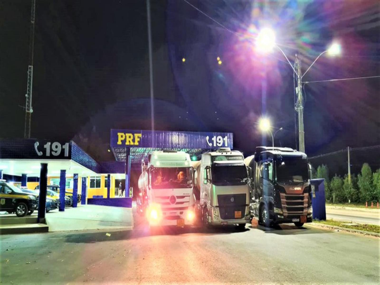 PRF apreende comboio de carretas transportando mais de 125.000 litros de álcool irregular