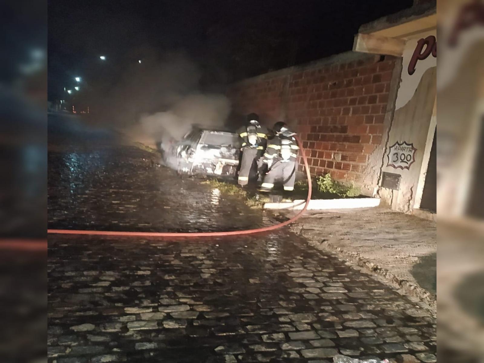 Guarnição do 8° GBM debela incêndio em veículo
