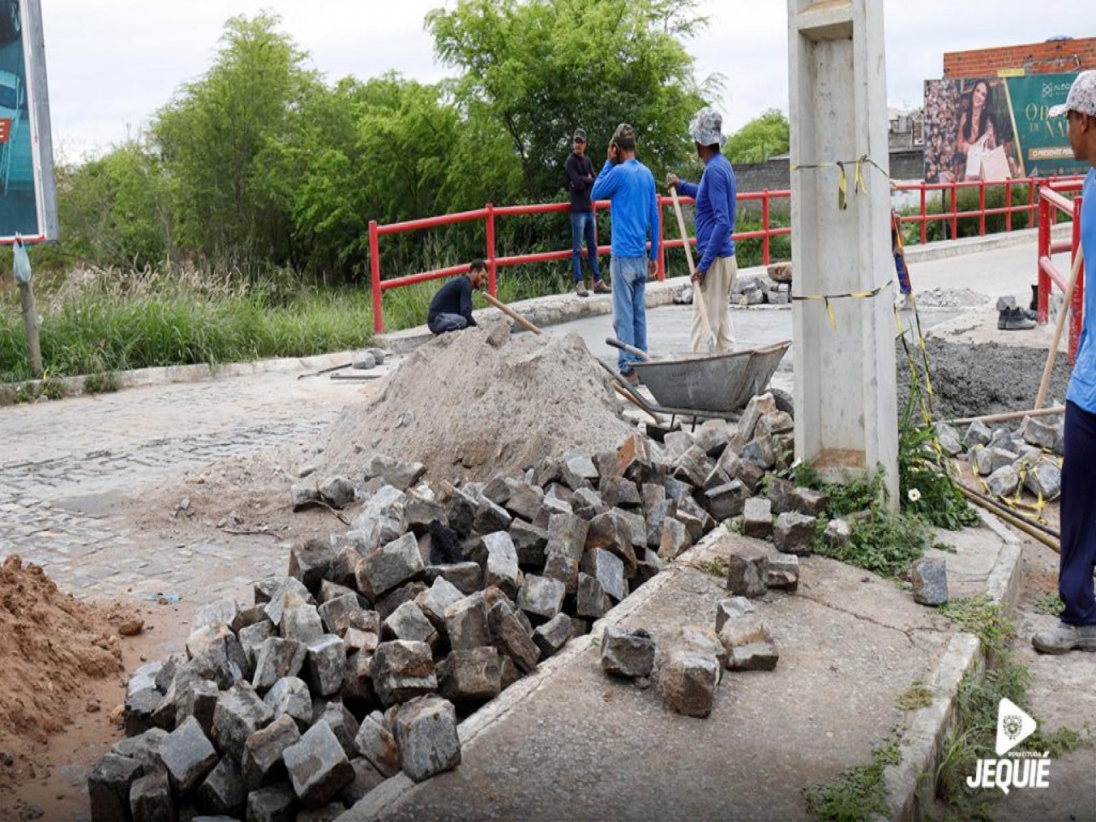 Após chuvas Prefeitura de Jequié intensifica recuperação da pavimentação de acesso à ponte do São Judas Tadeu