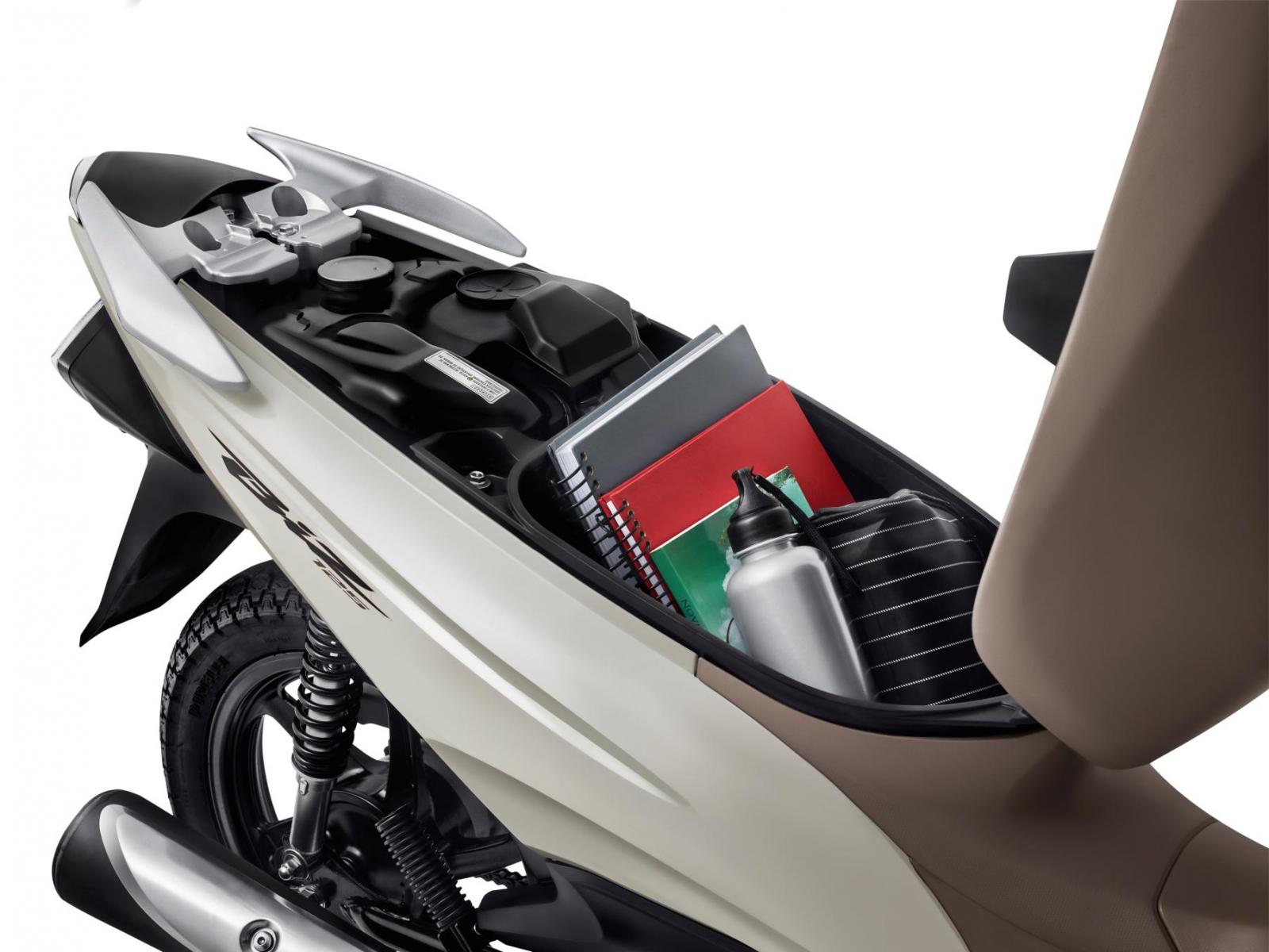 Bandido estoura baú da moto e furta vários objetos
