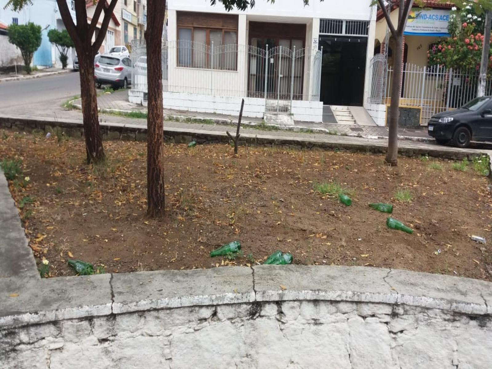 Moradores voltam a denunciar barulho e sujeira na Praça Miguel Baiense