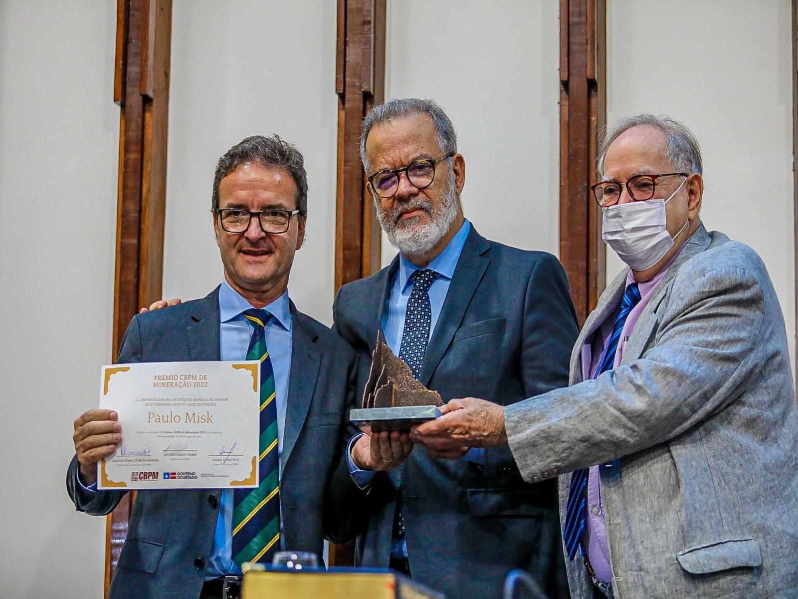 Largo e Paulo Misk recebem o prêmio de Empresa e Personalidade do Ano pela CBPM