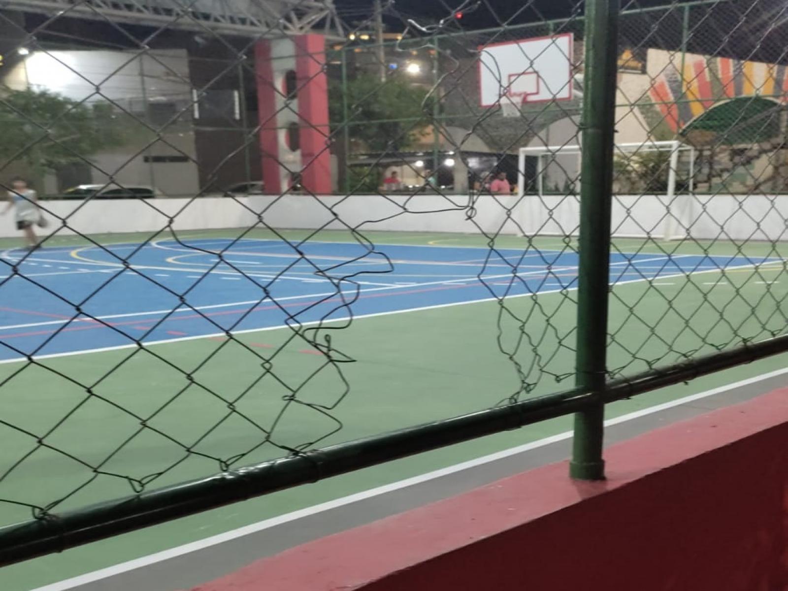 Vândalos destruíram as grades de proteção da quadra esportiva do viveiro