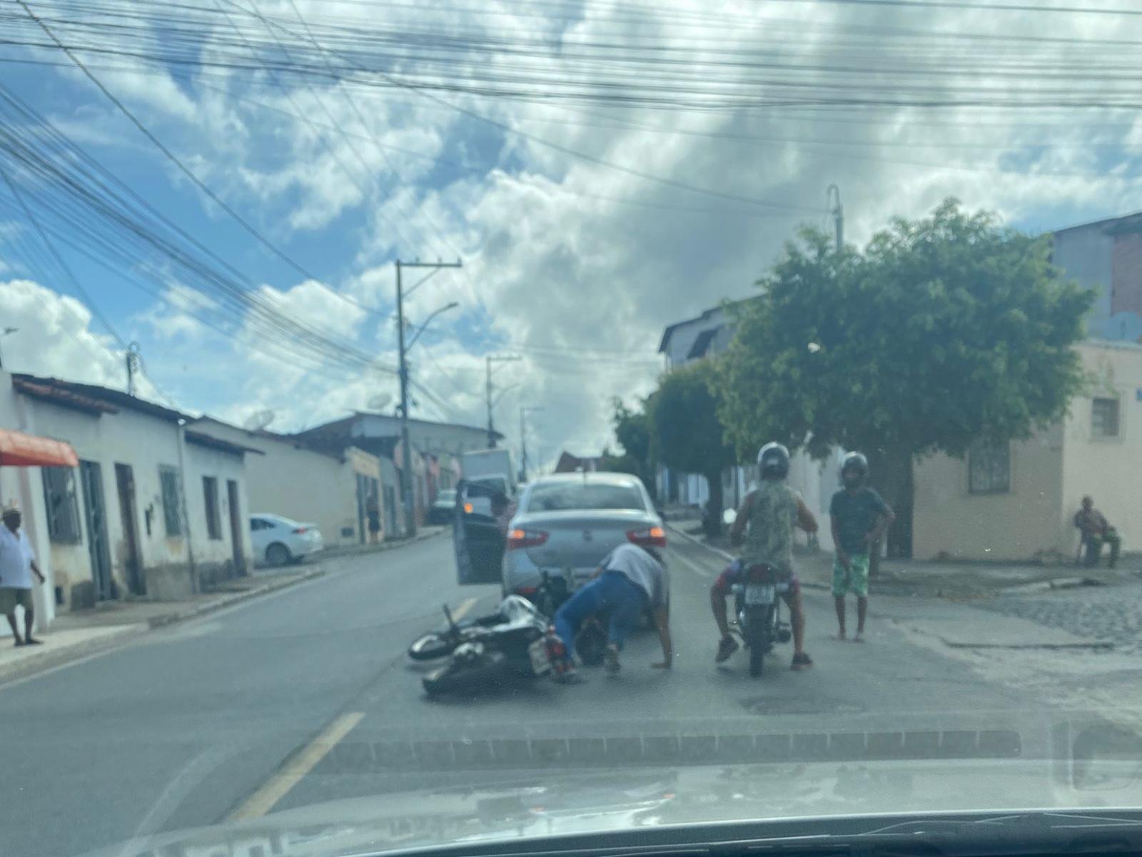 Colisão traseira entre moto e carro no bairro Jequiezinho, de quem é a razão?