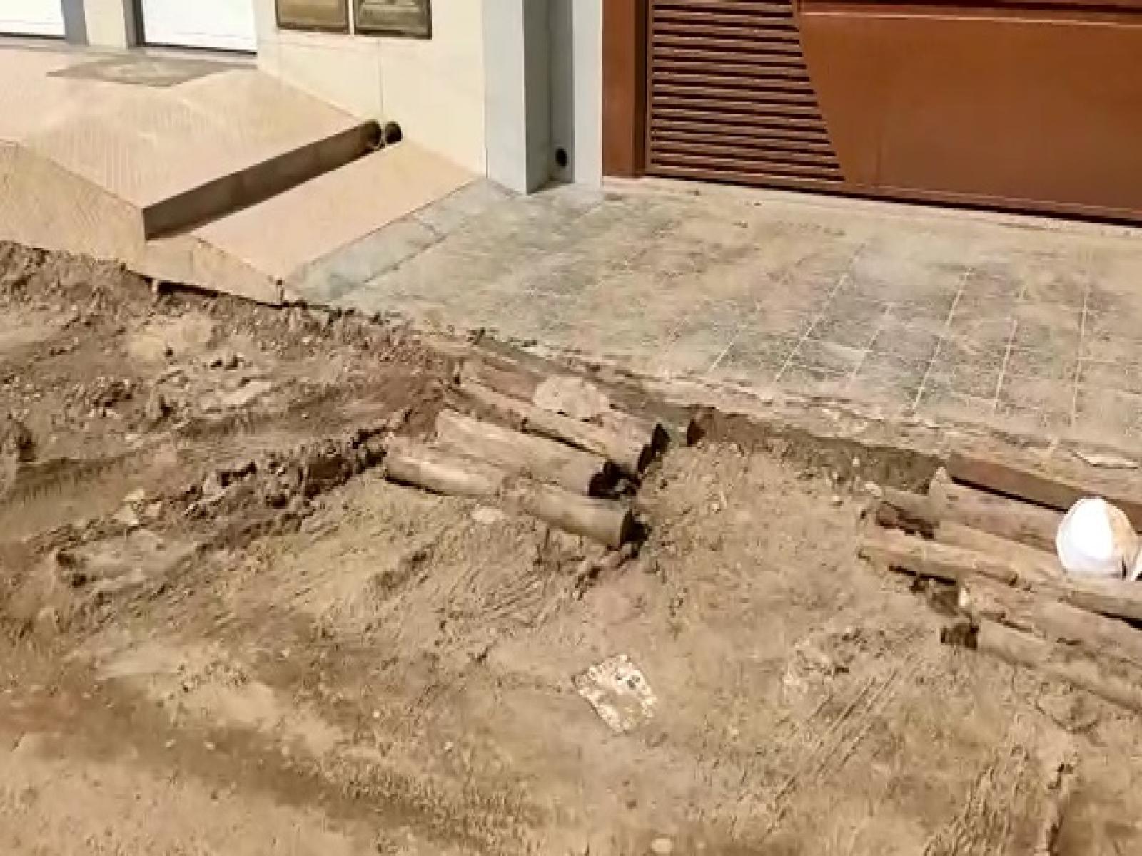 Moradores dizem que serviço realizado pela prefeitura danificou calçadas no Algarobas 2