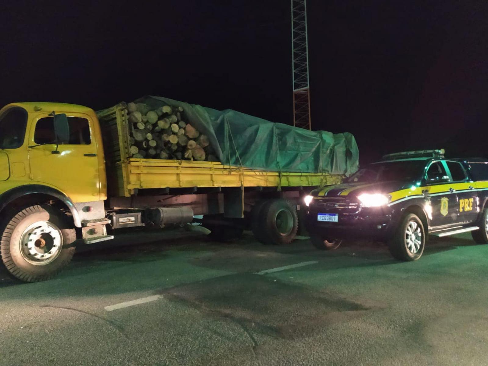 Durante ações da Operação Nossa Senhora Aparecida, PRF apreende 22 m³ de madeira