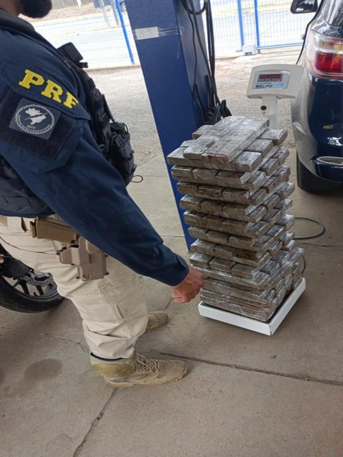 PRF apreende 65 kg de maconha em ônibus interestadual na cidade de Jequié