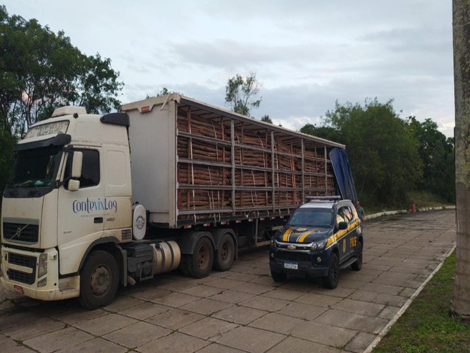 Em Teixeira de Freitas (BA), PRF apreende carga de madeira transportada irregularmente