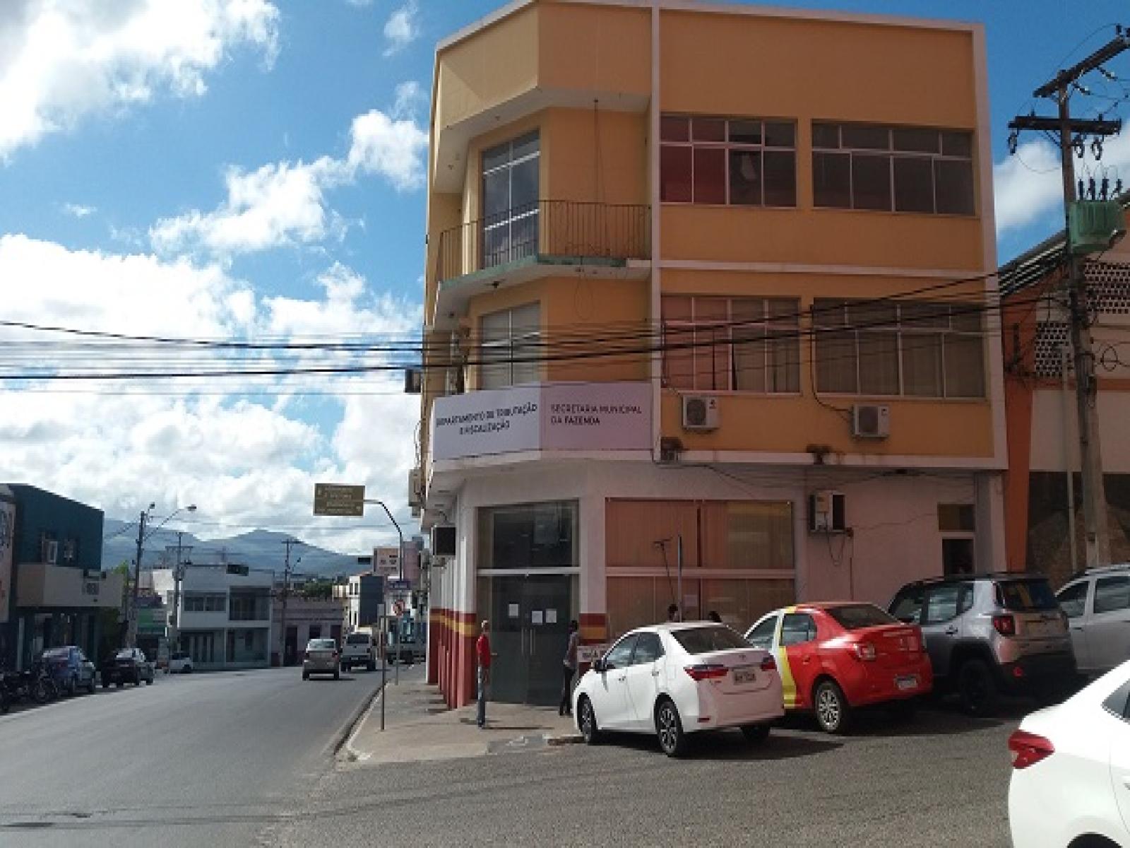 Prédio que abriga o setor de tributos foi evacuado após alarme falso de desmoronamento