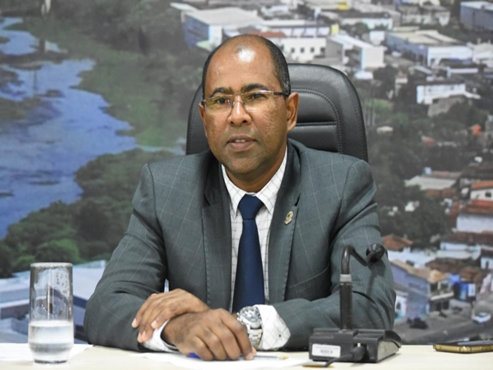 Soldado Gilvan pede modernização da iluminação pública da Candinha Barreto
