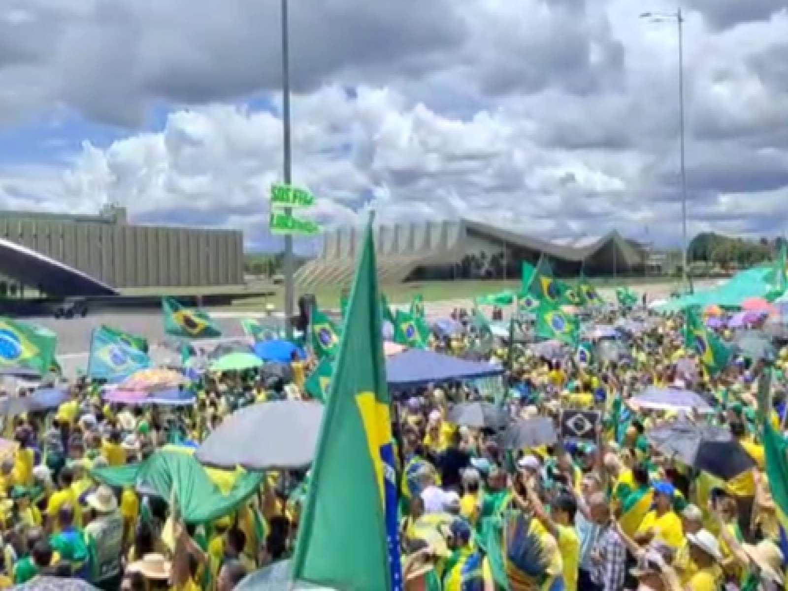Manifestantes vão às ruas no feriado para protestar contra o resultado das eleições 2022