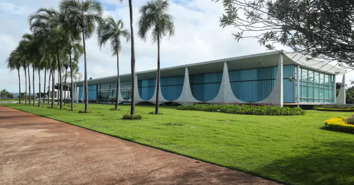 Governo Lula vai ter de explicar gastança com móveis de luxo sem licitação