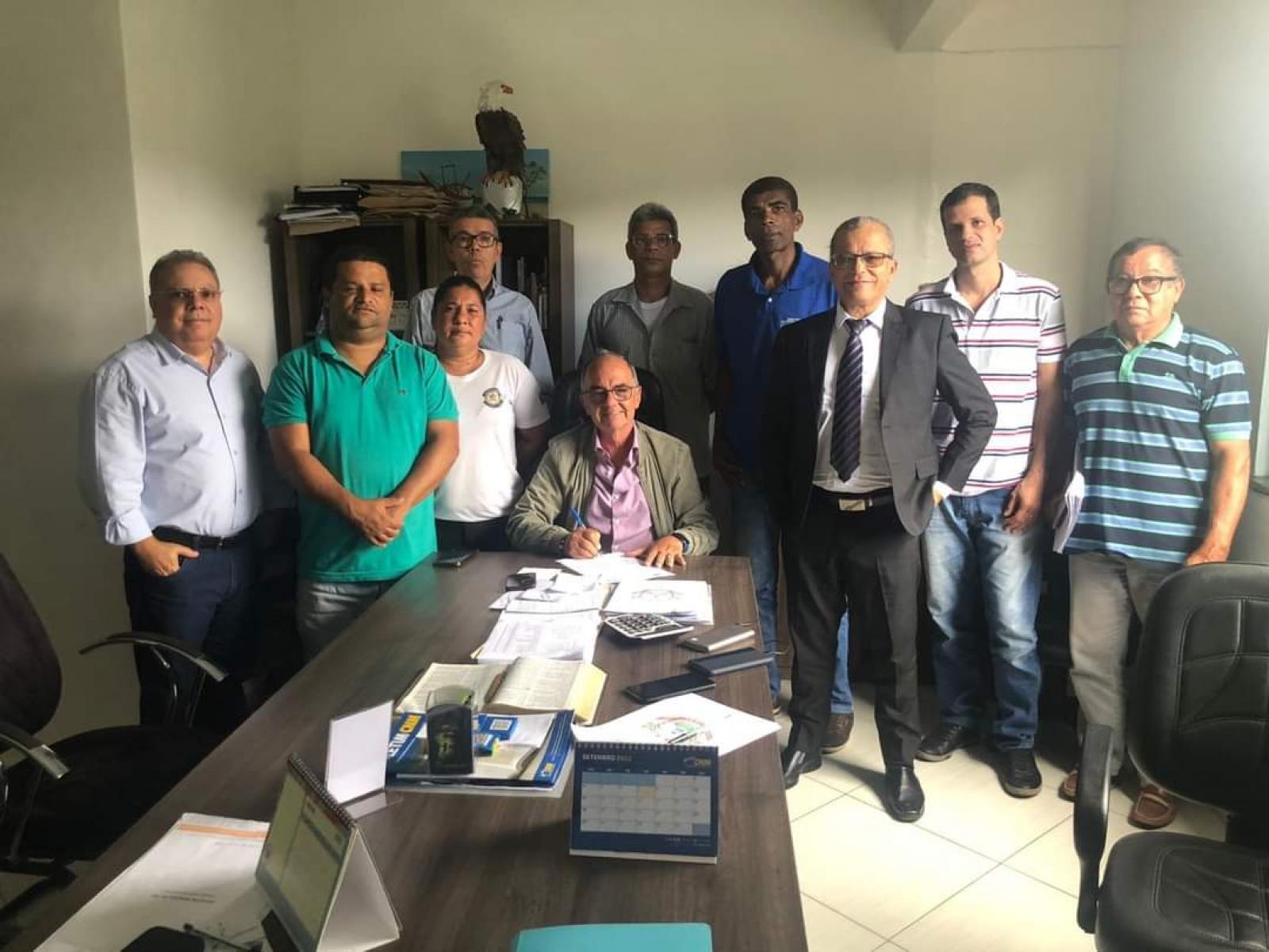 Itagi: Prefeito Dr. Olival Andrade assina projeto de lei que institui auxílio-fardamento para guardas municipais.
