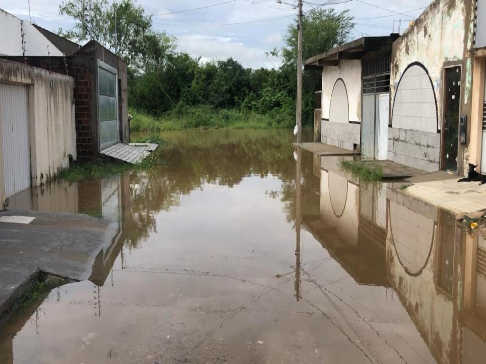 Rio Jequiezinho transborda e invade ruas do Bairro São Judas Tadeu.
