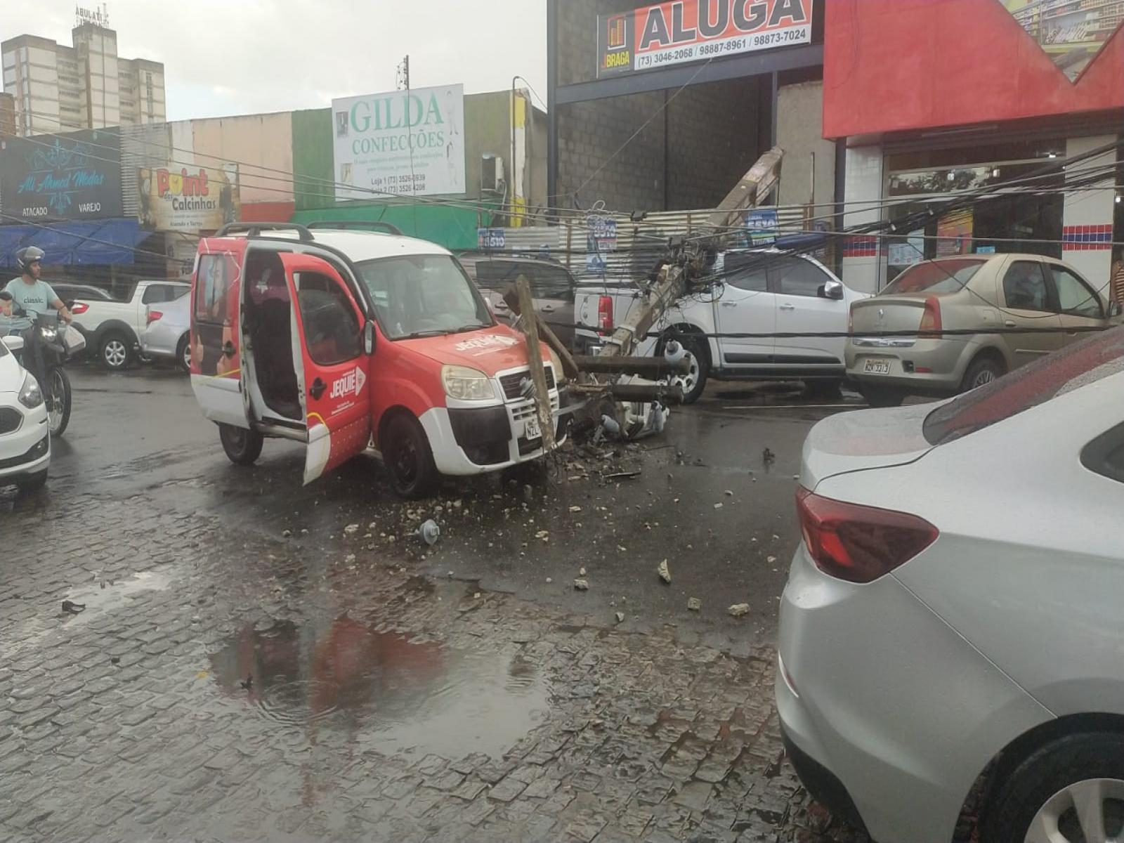 Poste de energia desaba no centro de Jequié e atinge dois veículos
