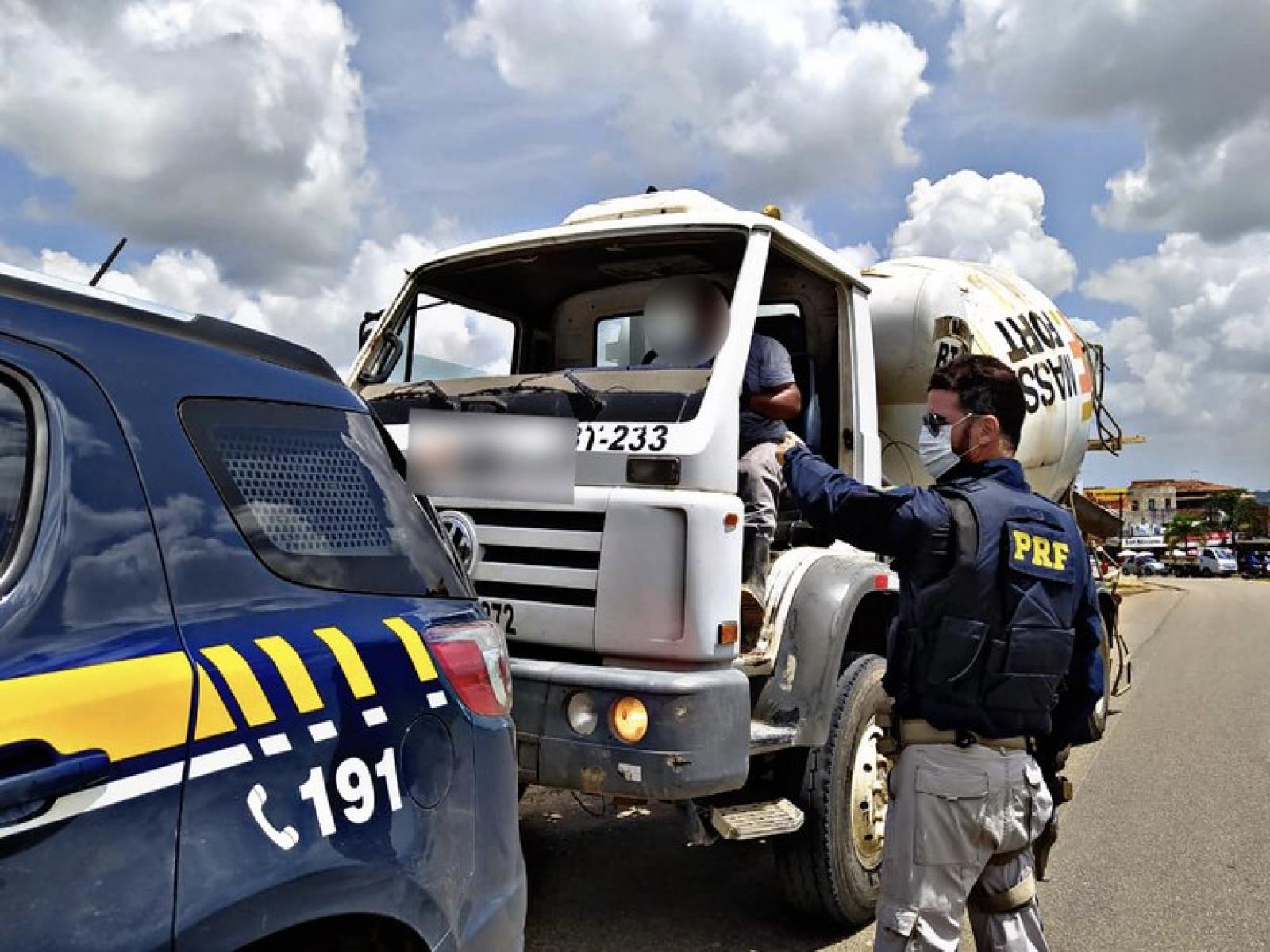 PRF flagra caminhão sem porta e sem para-brisa na BR 101 em Santo Antônio de Jesus