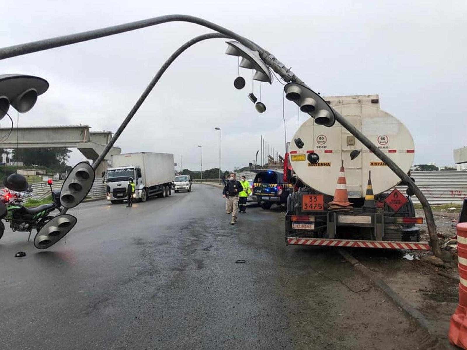 Após assalto e perseguição, caminhão-tanque é recuperado na BR 324