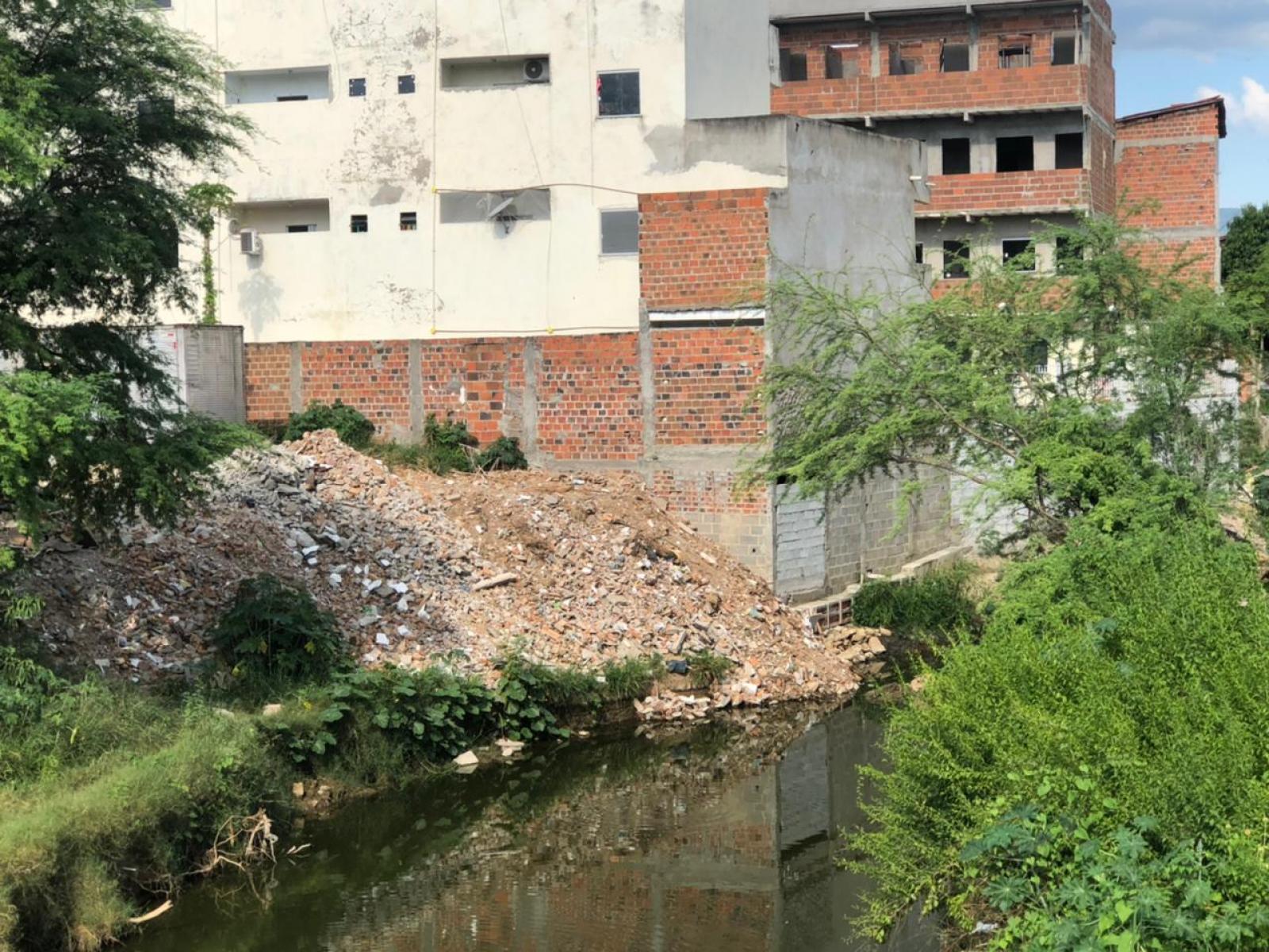 Crime ambiental: dono de terreno é denunciado por aterrar o Rio Jequiezinho