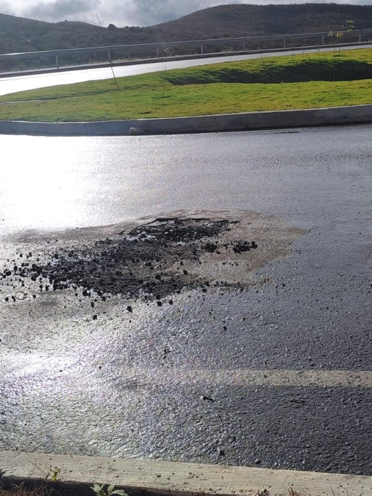 Buracos já começam a aparecer no asfalto do trevo do poliduto de Jequié.