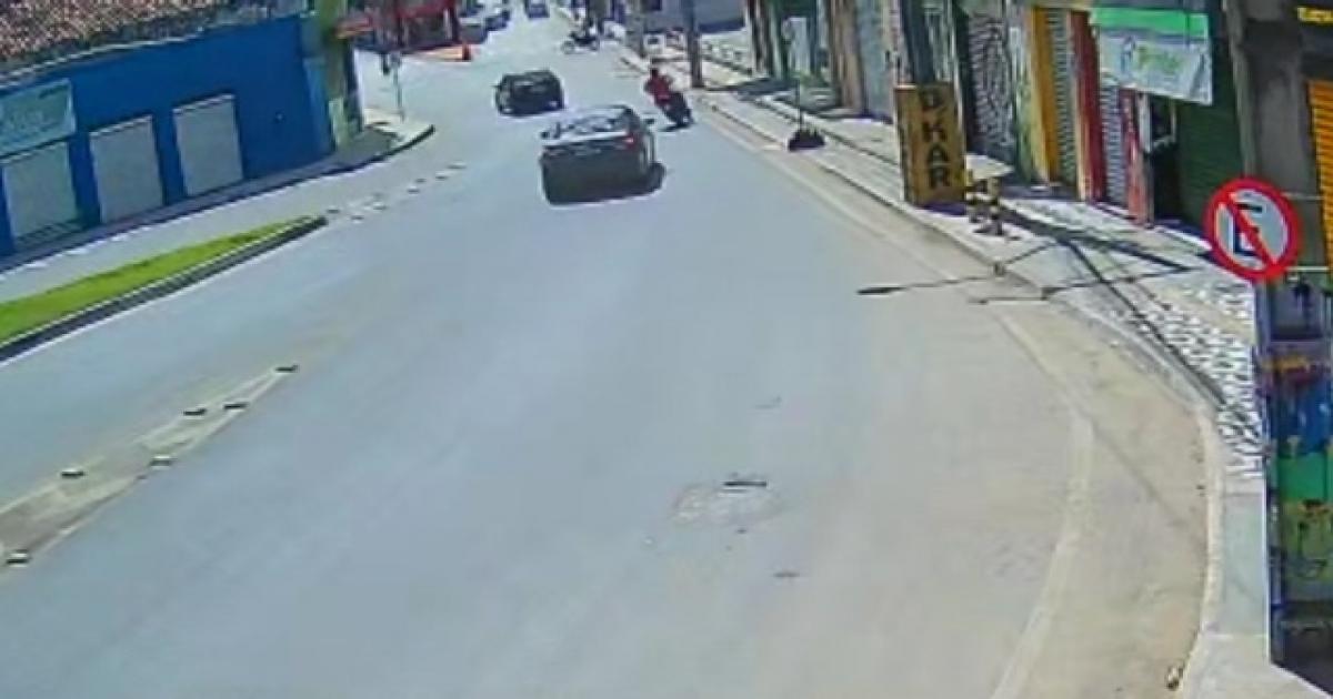 Motoqueiro que bateu no poste morreu no hospital