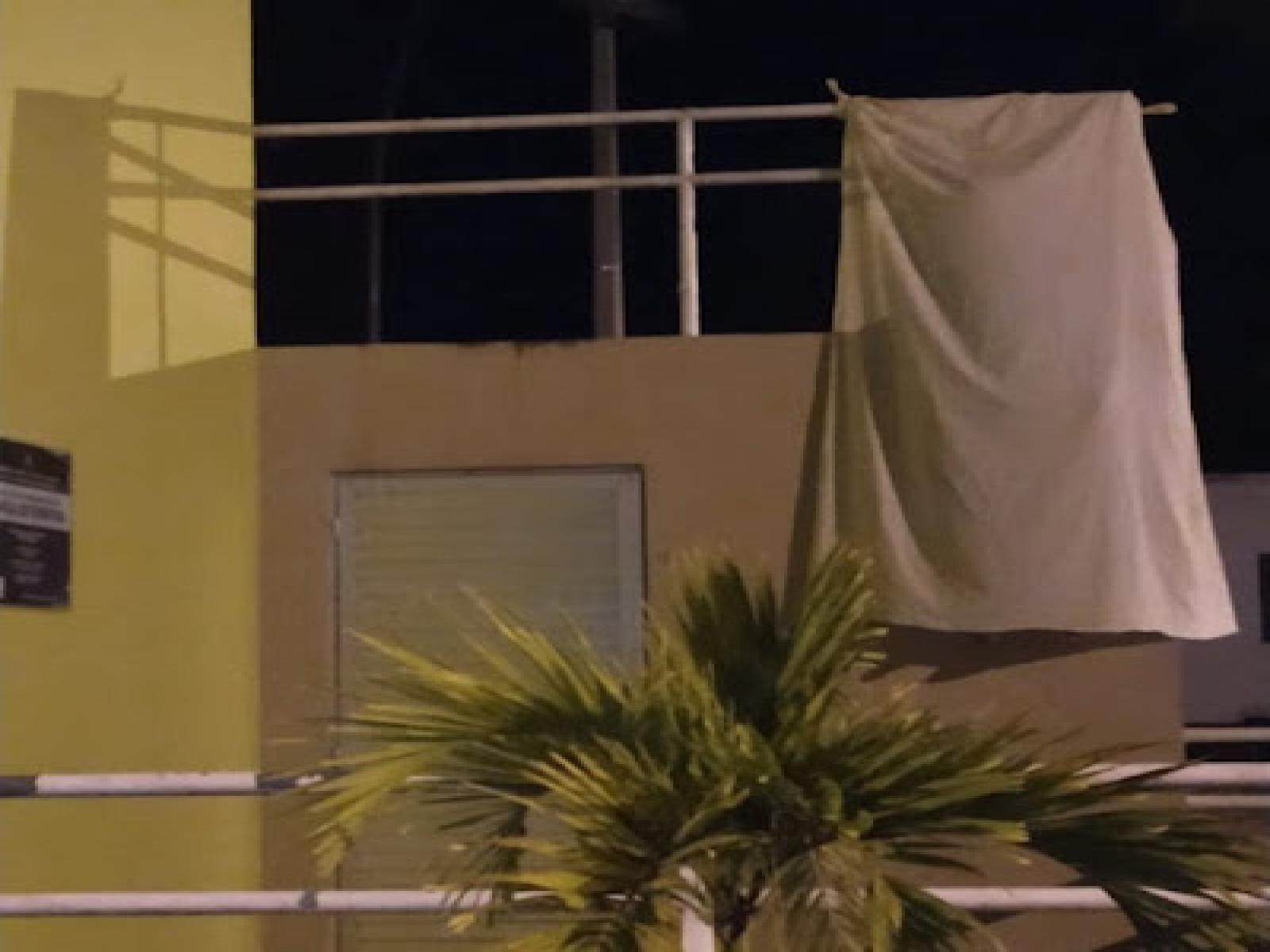 Homem comete suicídio em praça pública