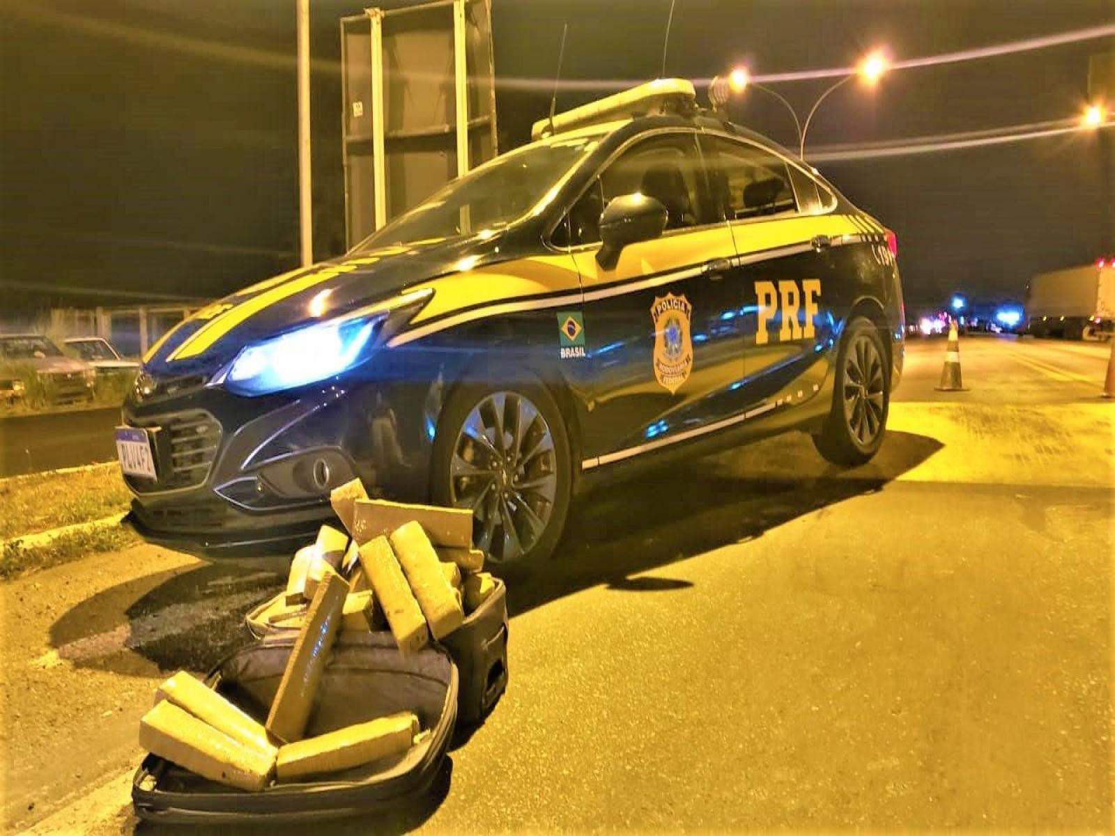 Casal é preso em Jequié  transportando 30 Kg de maconha dentro de veículo de passeio