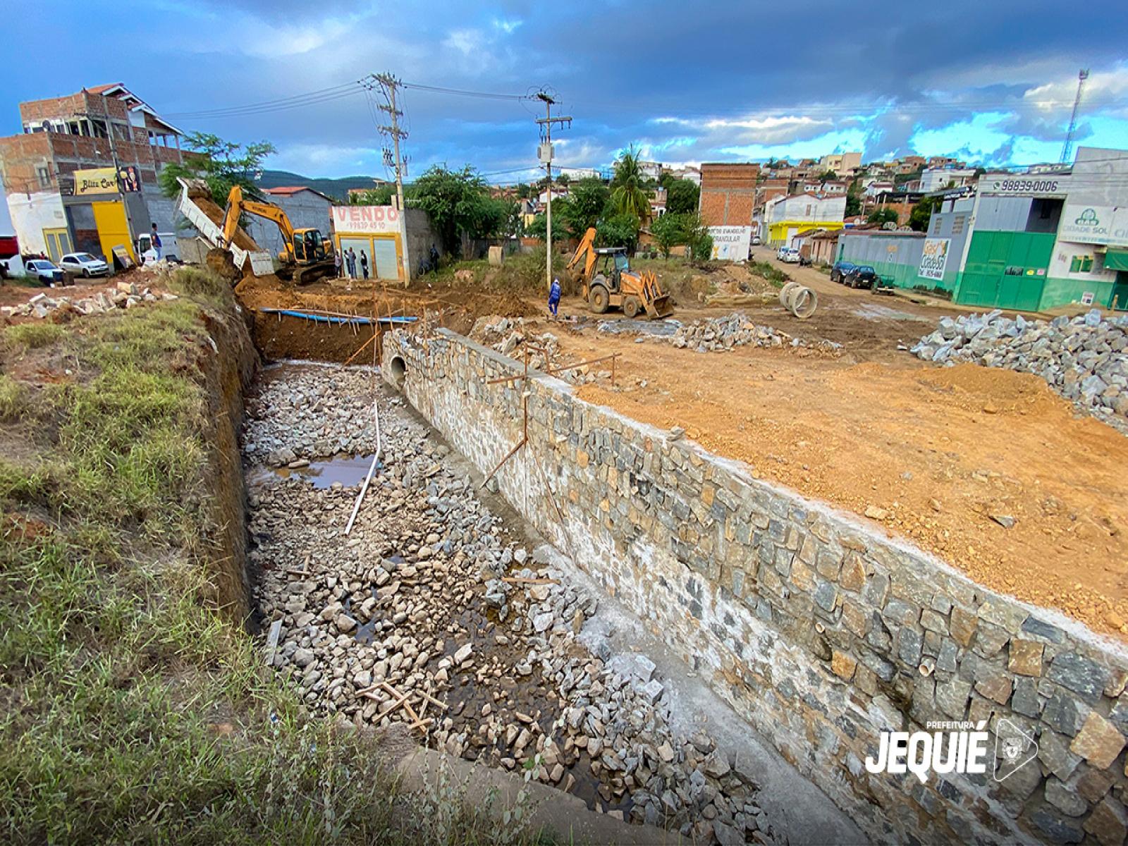 Prefeitura de Jequié inicia fase de conclusão das obras de drenagem pluvial da rua do fundo do SAMU, no Pompílio Sampaio