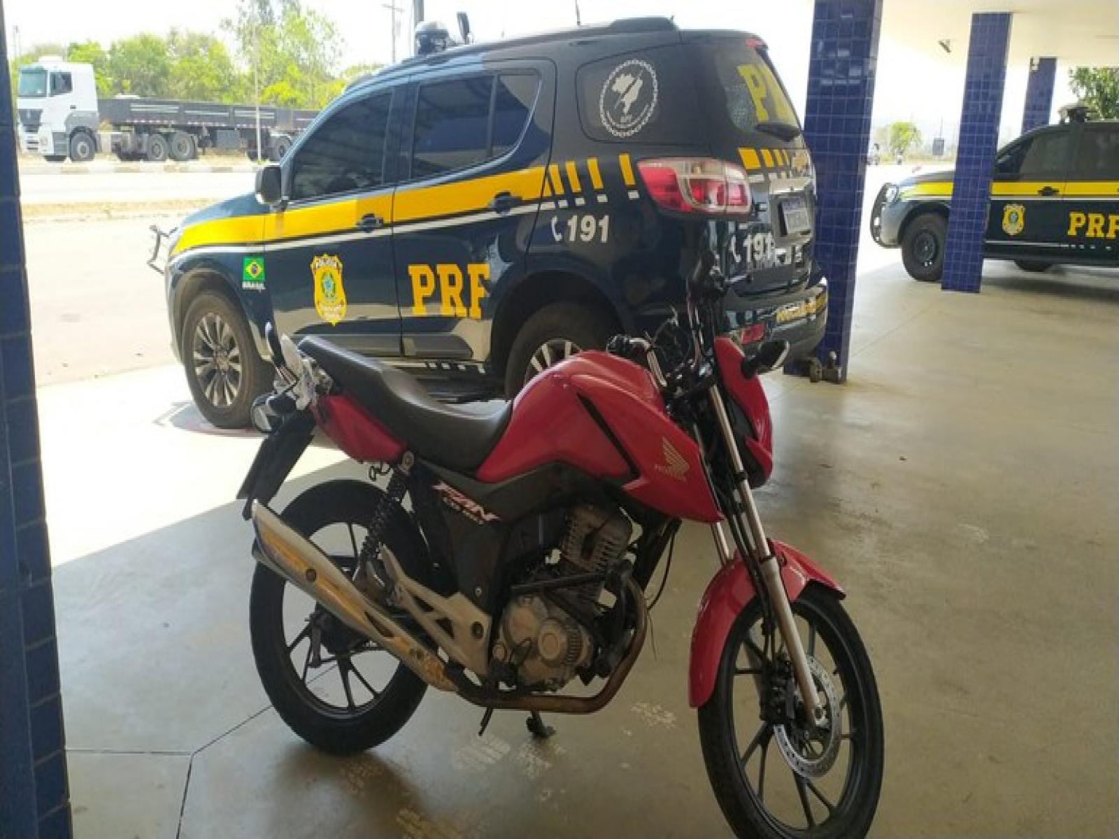 Flagrante na BR 116: Mais uma motocicleta adulterada é apreendida pela PRF em bagageiro de ônibus