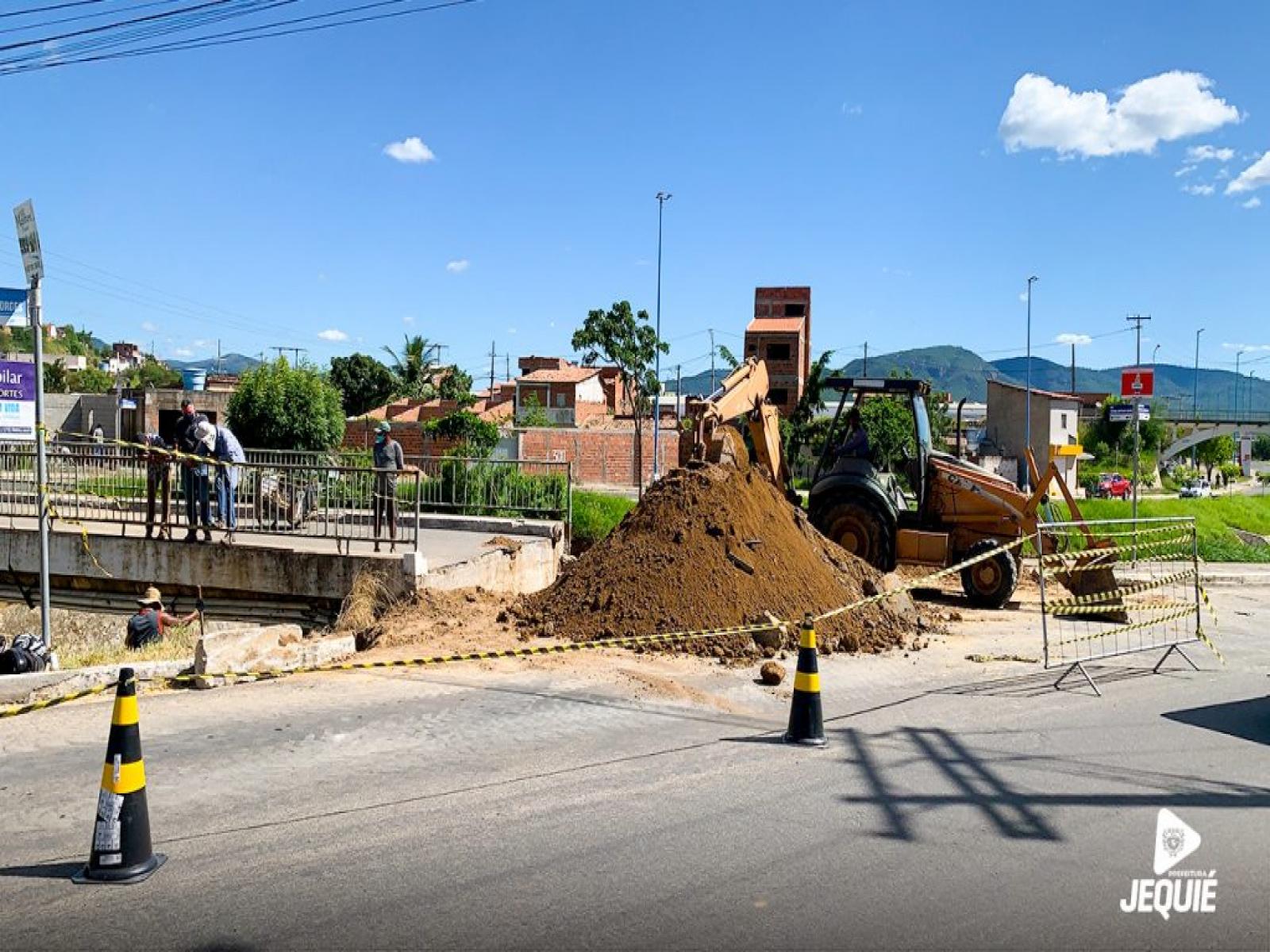 Iniciada obras de recuperação da pavimentação da ponte que liga Pompílio Sampaio
