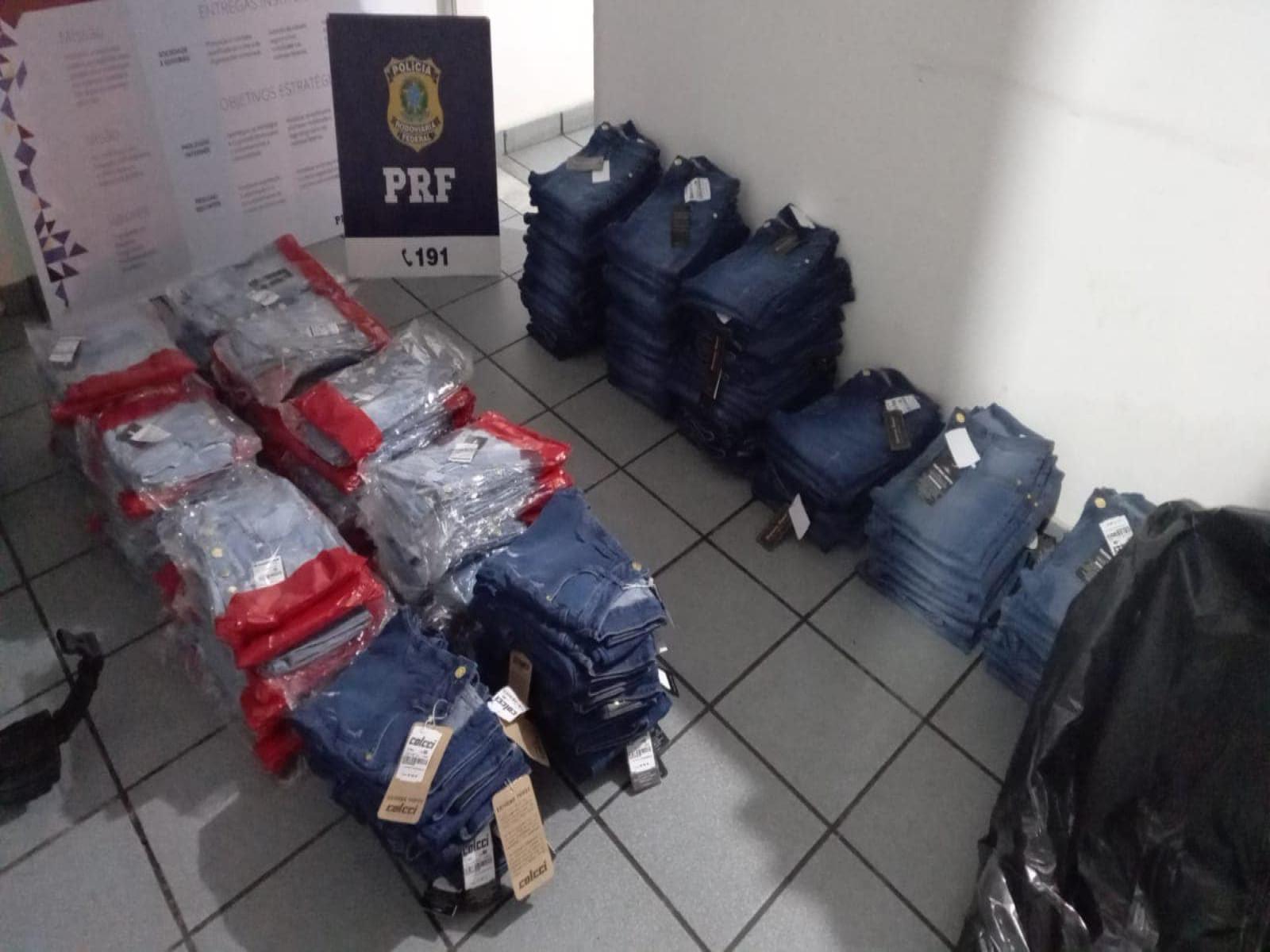 500 calças falsificadas, eletrônicos e acessórios de marcas internacionalmente conhecidas é apreendido pela PRF