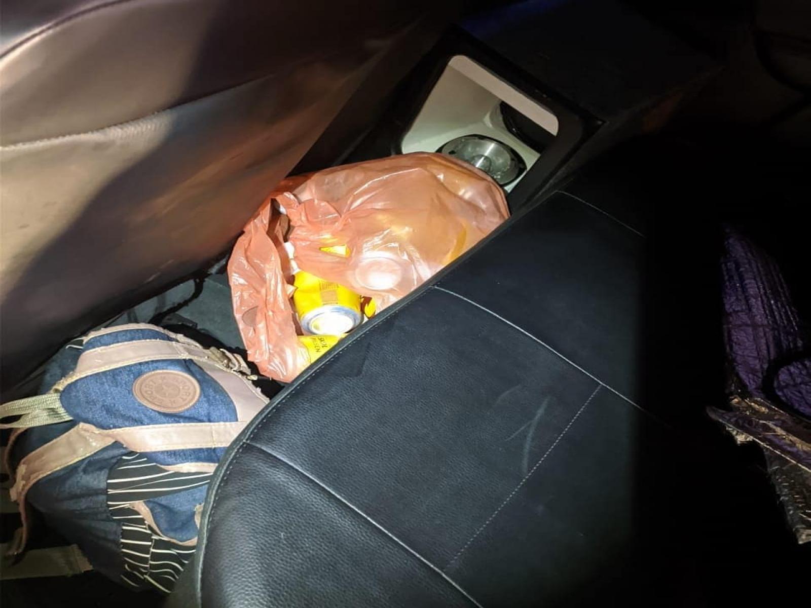 Polícia encontra latas de cerveja após prender motorista bêbado