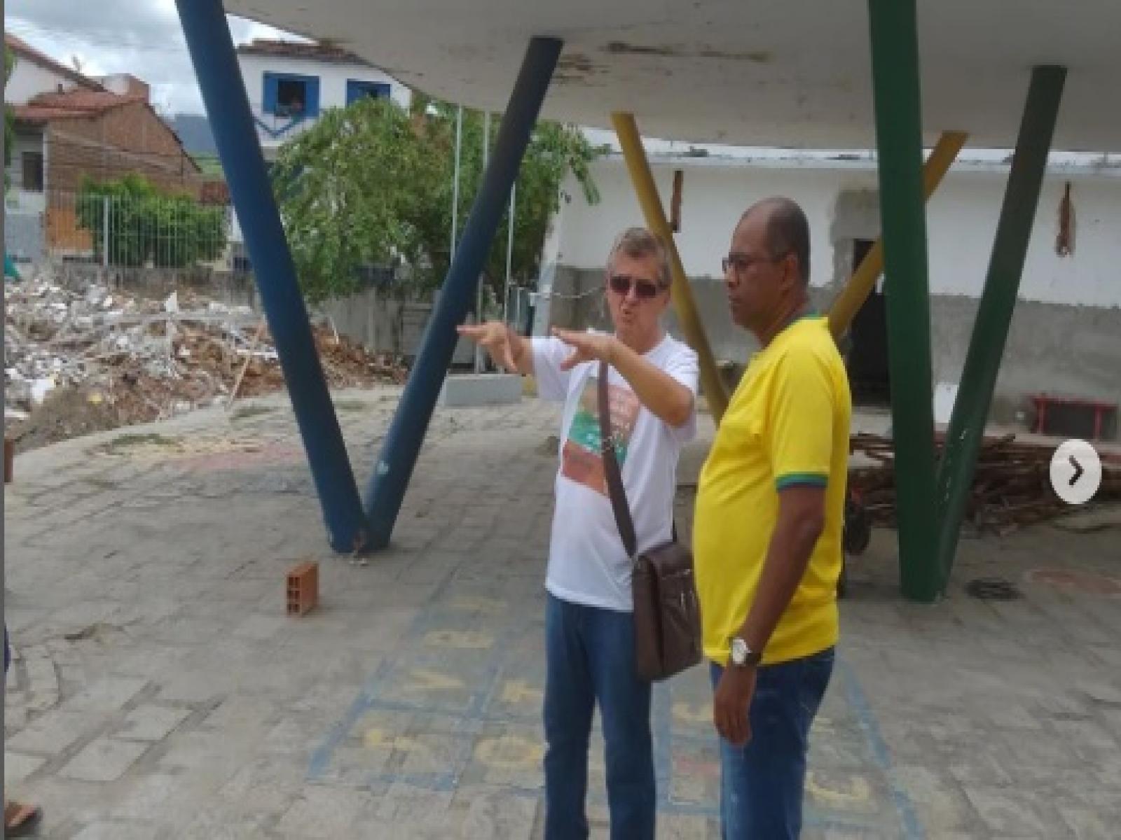 Vereador Gilvan fiscaliza obras em escolas municipais e critica a gestão passada